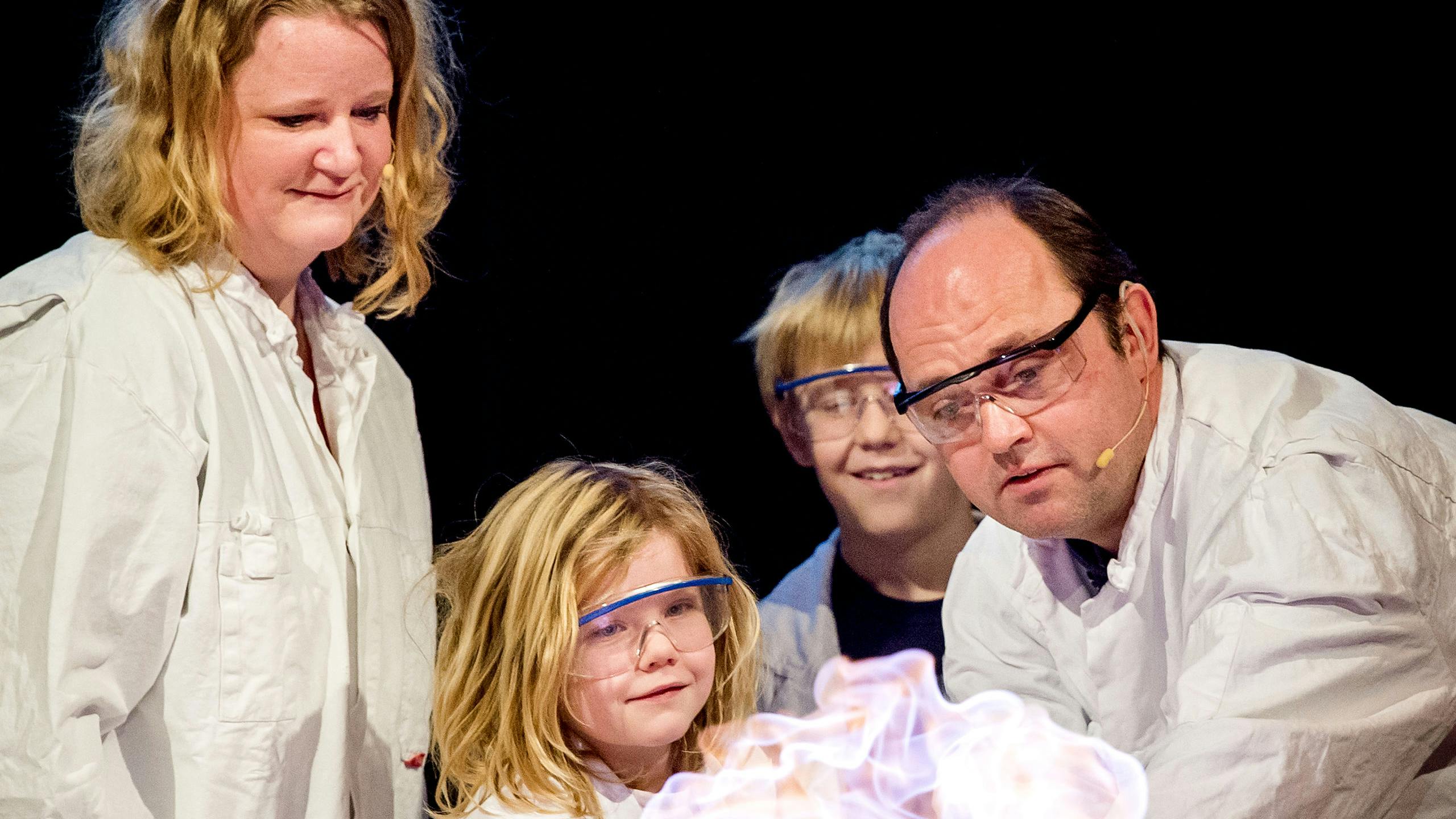 Moniek Tromp, meest links, geeft de wetenschap door.