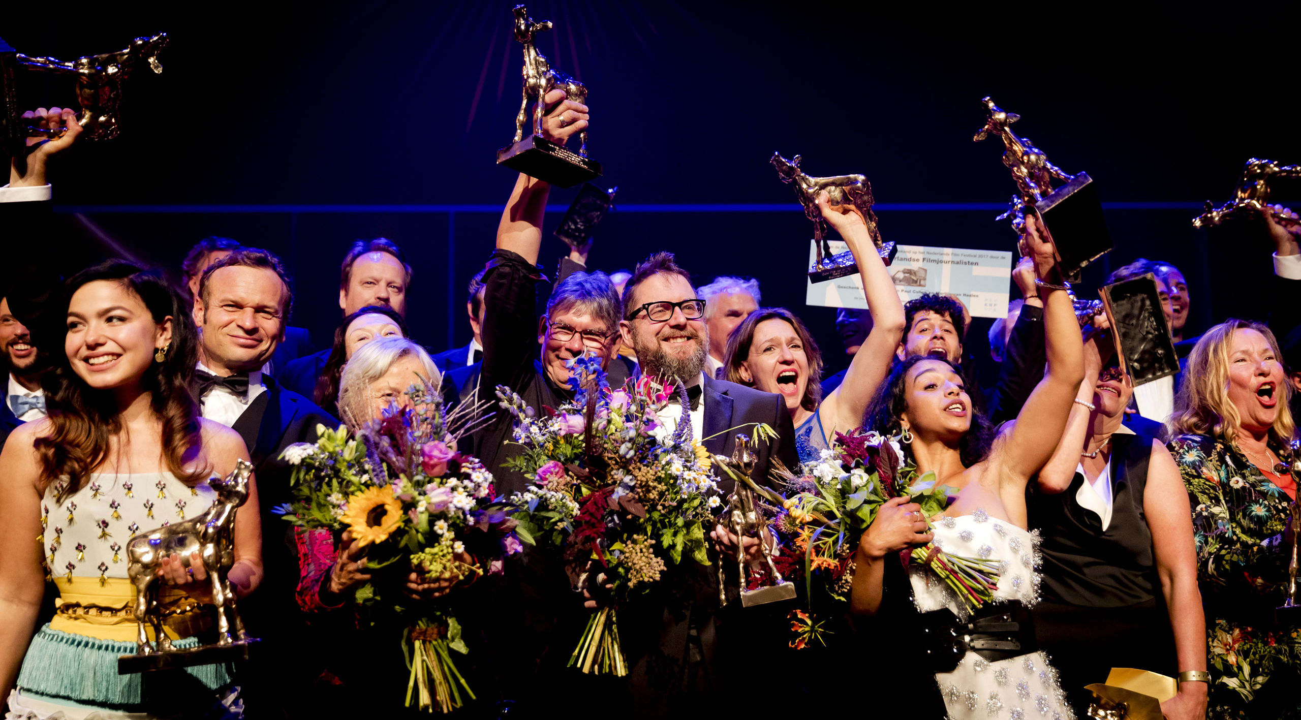 Alle Gouden Kalf-winnaars op het podium tijdens de uitreiking van de Gouden Kalveren, tijdens het afsluitende gala van het Nederlands Film Festival in 2017.