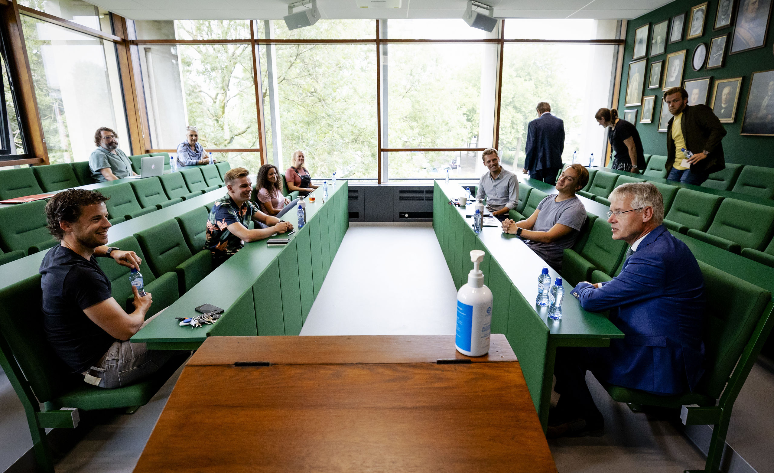 Minister Arie Slob bezoekt een school