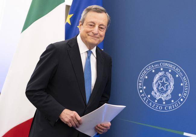 De Italiaanse premier Mario Draghi bracht eerder vanmiddag een bezoek aan de president Sergio Mattarelle, vermoedelijk om zijn ontslag in te dienen. 