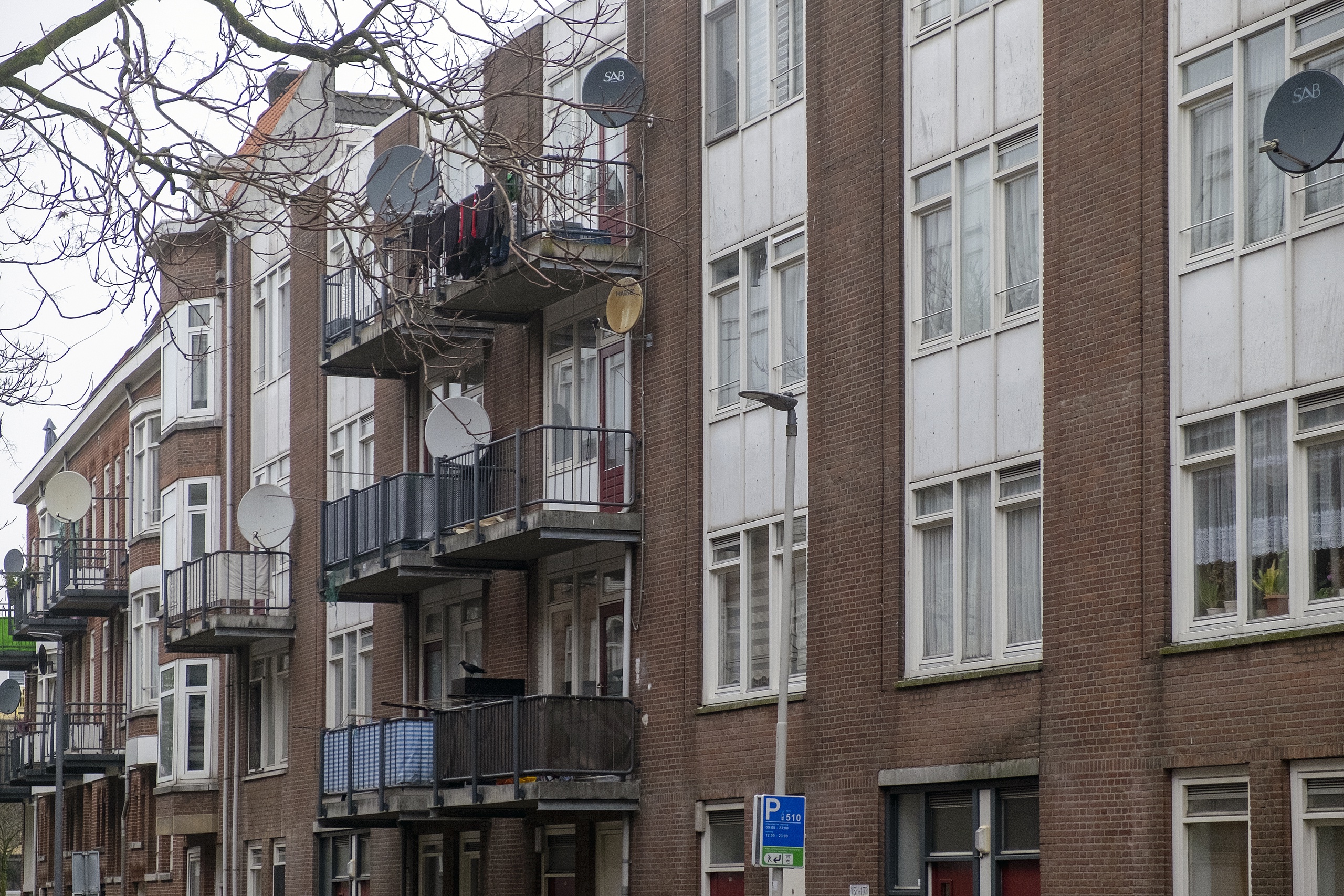 Het aantal sociale huurwoningen in Nederland gaat de aankomende jaren alleen maar dalen, terwijl minister Hugo de Jonge voor Volkshuisvesting en Ruimtelijke Ordening er juist meer wil hebben. En dat heeft alles te maken met het bouwbeleid en het verkoopbeleid van corporaties, zo denkt hoogleraar Woningbouw Peter Boelhouwer van de TU Delft.