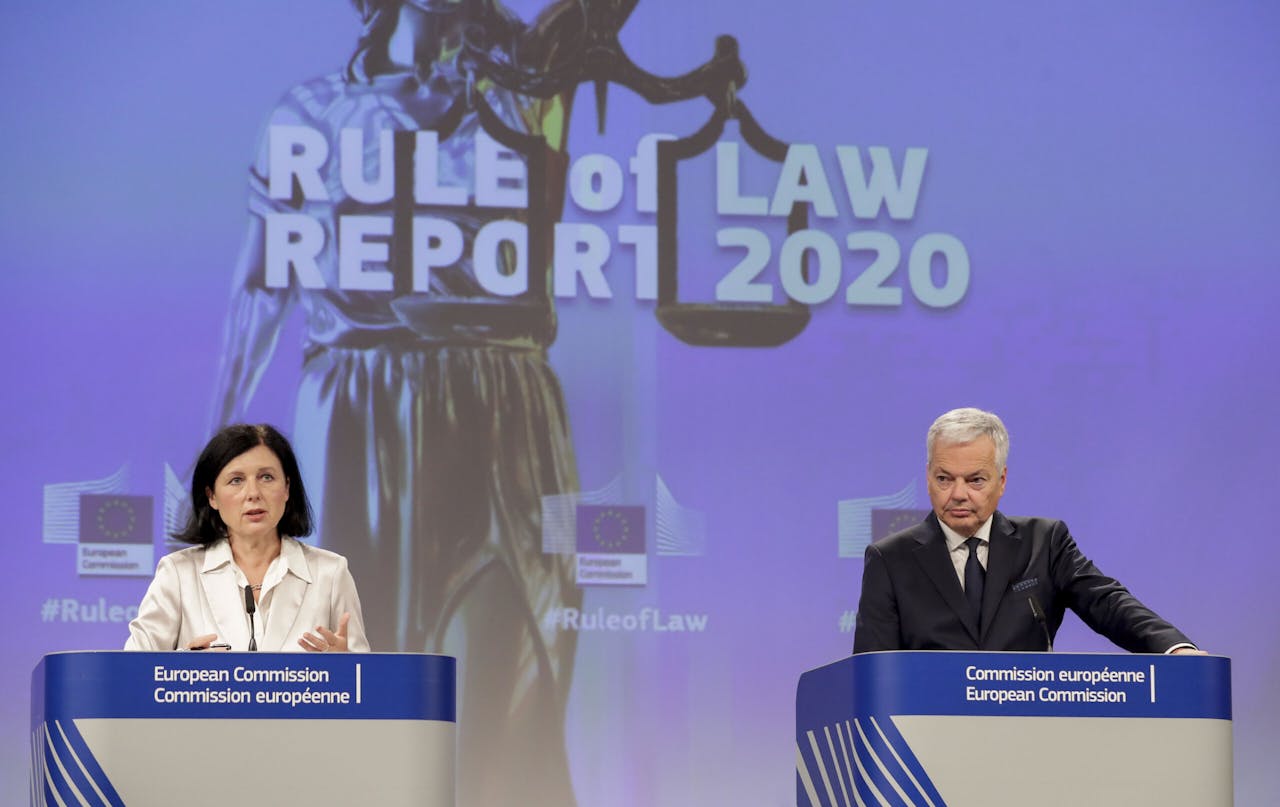 Eurocommissarissen Vera Jourova en Didier Reynders (R) tijdens de persconferentie over het jaarlijkse EU-rapport over de Rule of Law in Europa.