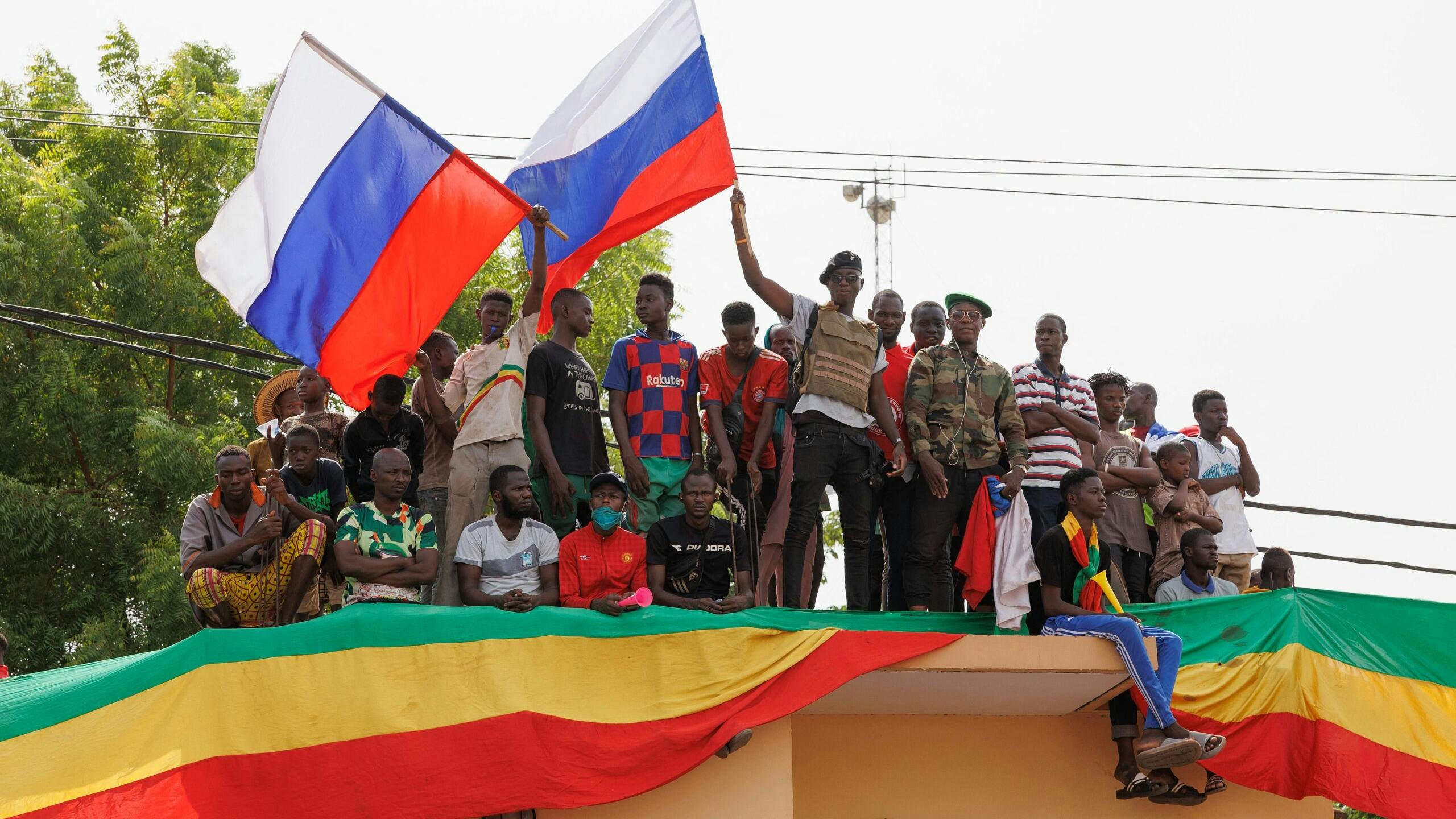 Malinezen zwaaien met Russische vlaggen tijdens een pro-Rusland-demonstratie in Bamako op 13 mei