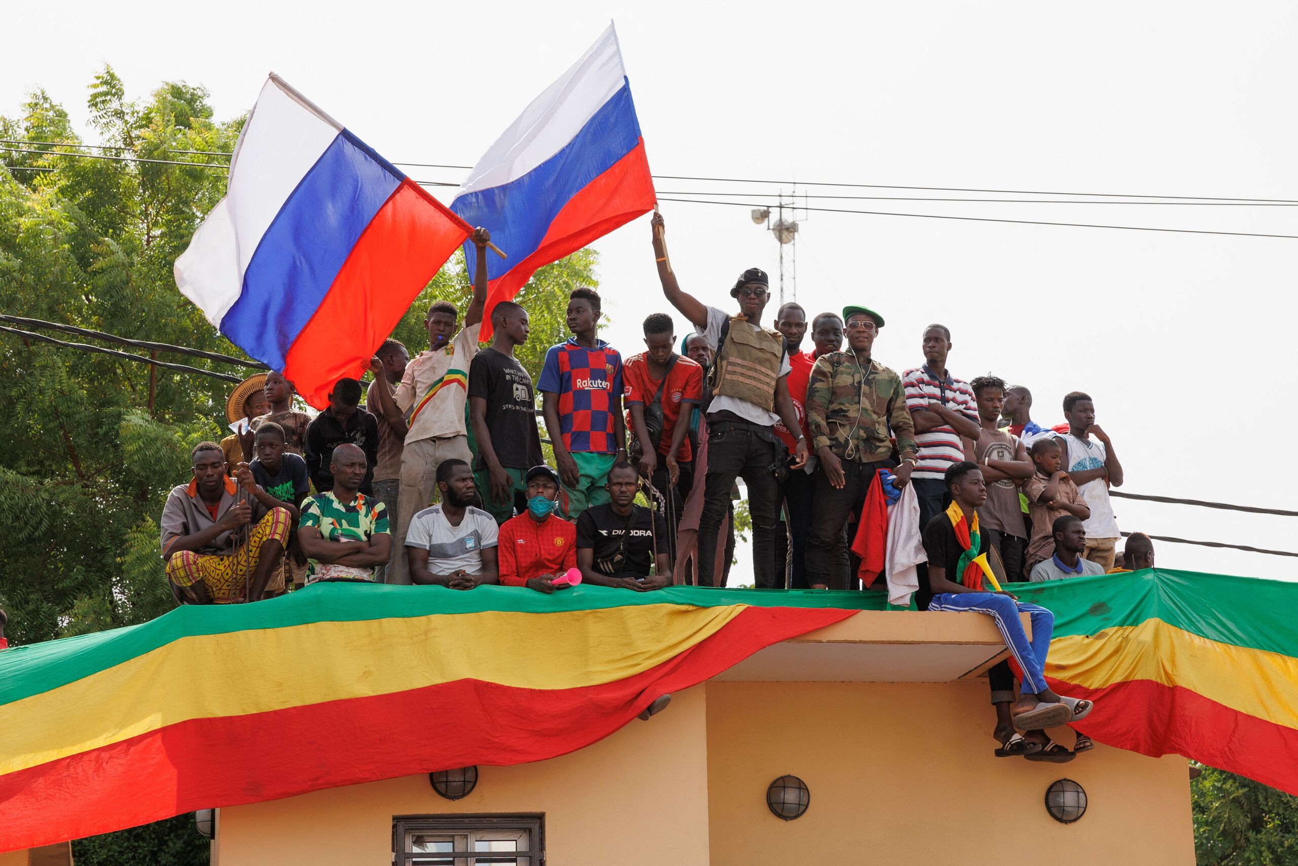 Malinezen zwaaien met Russische vlaggen tijdens een pro-Rusland-demonstratie in Bamako op 13 mei