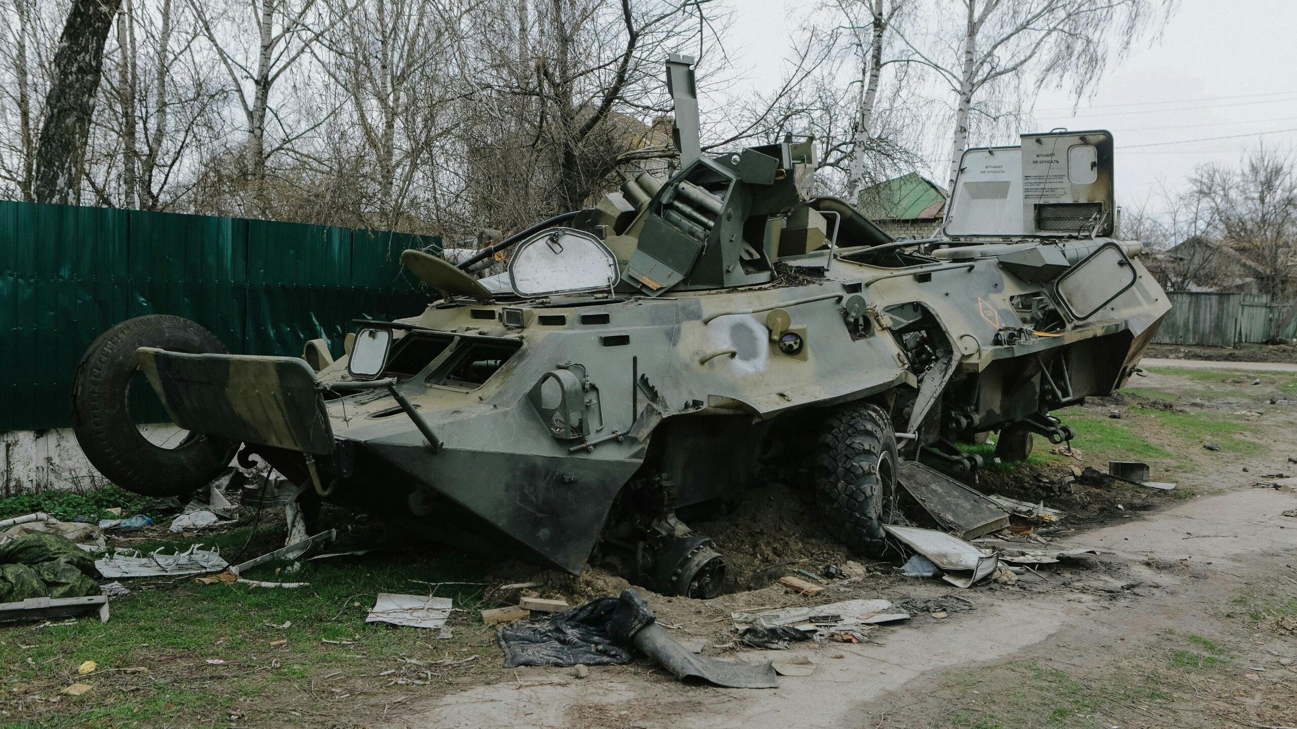 Gestripte Russische tank in Kiev, Oekraïne. 