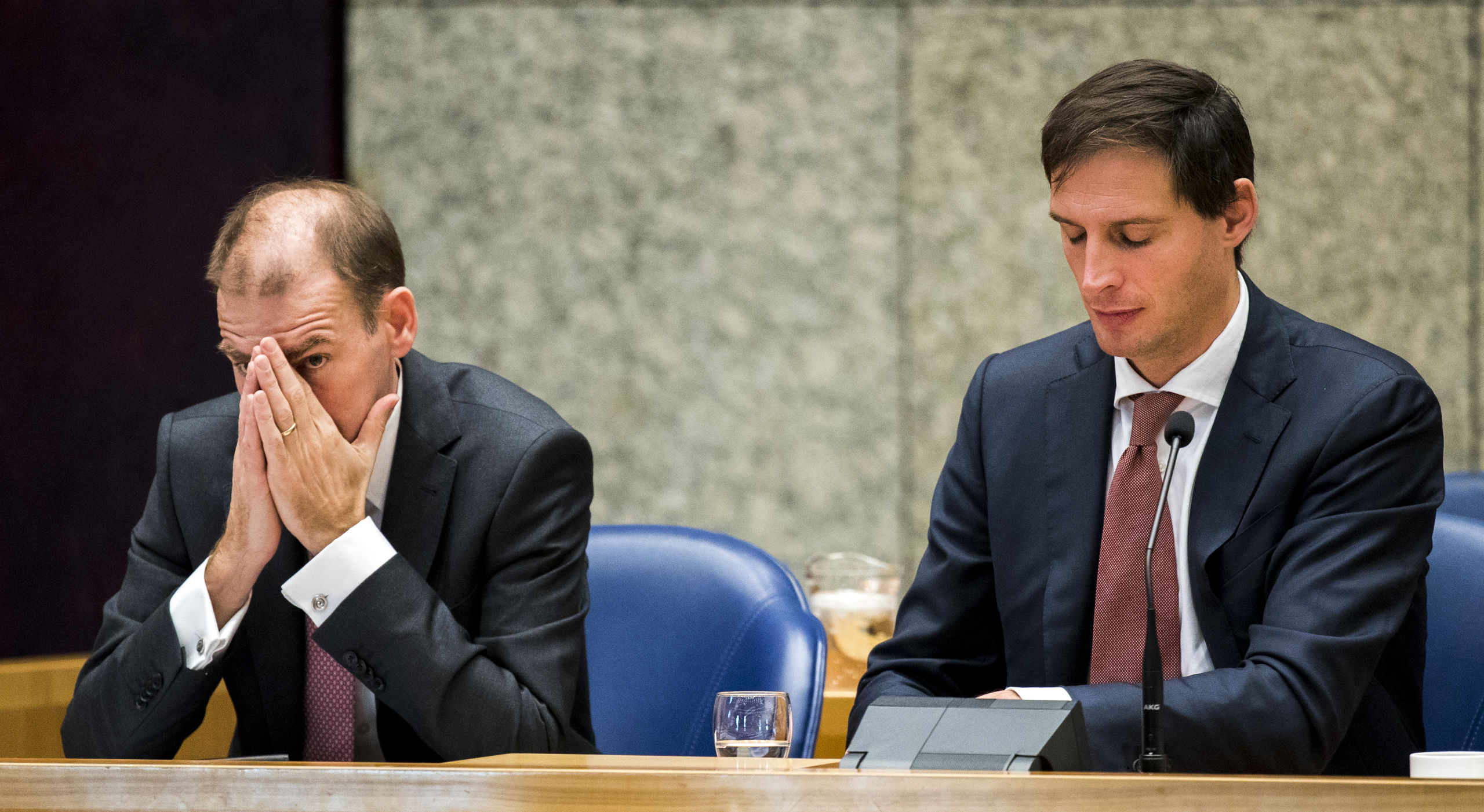 Staatssecretaris Menno Snel (D66) en Minister Wopke Hoekstra (CDA) van Financiën tijdens de Algemene Financiële Beschouwingen in de Tweede Kamer.