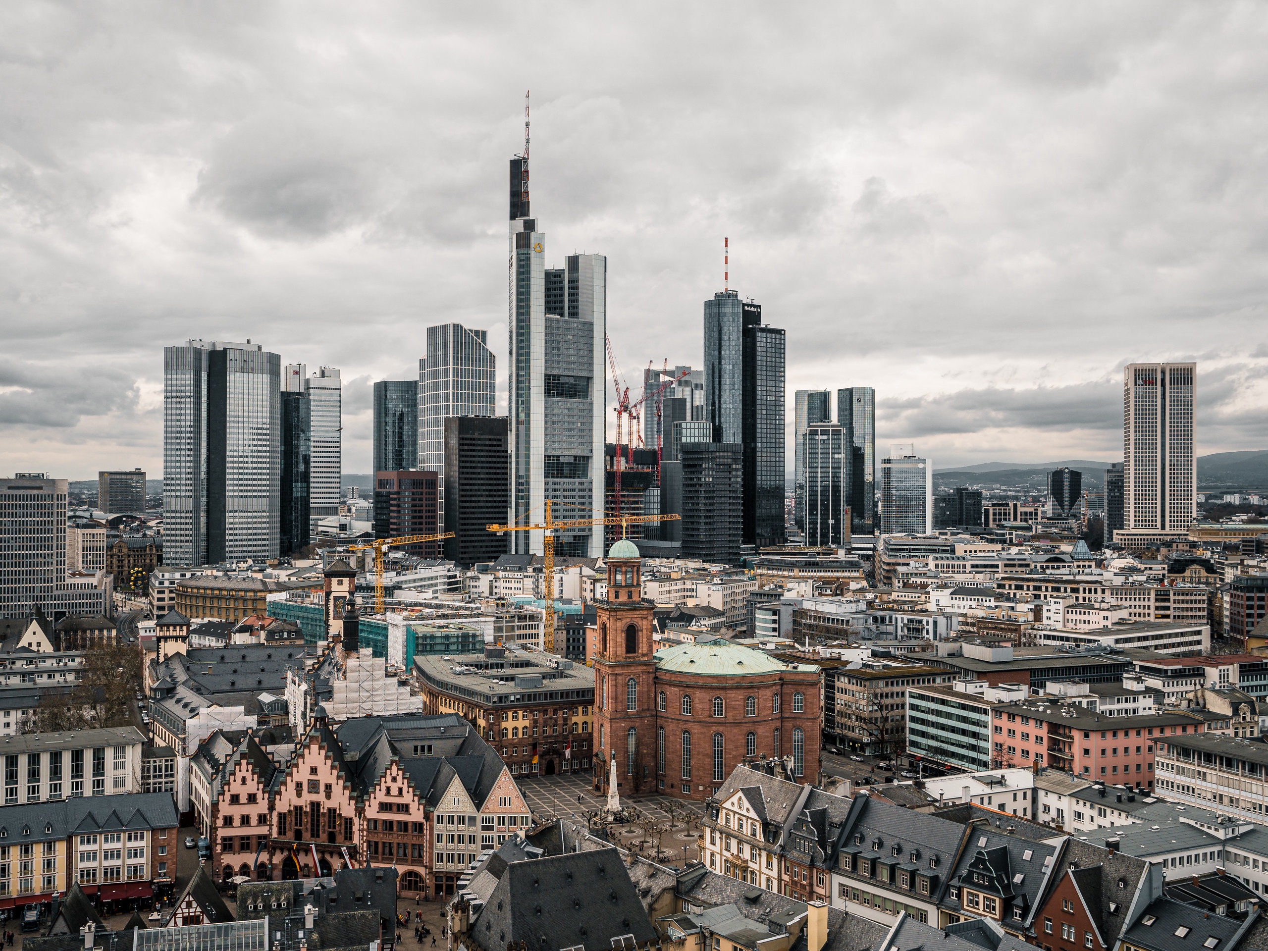 Zakendistrict van Frankfurt. De Duitse regering verwacht dat de economie van het land dit jaar nog nipt zal groeien