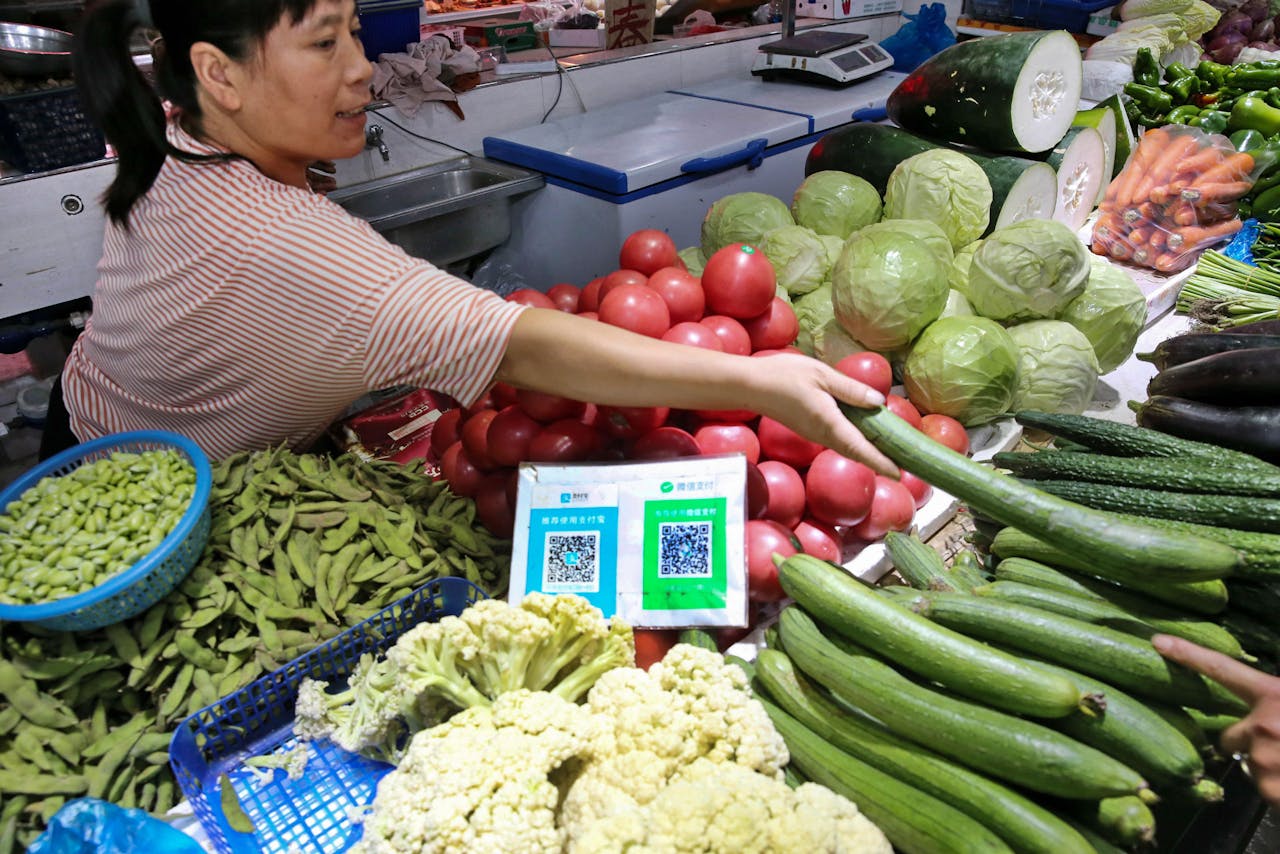 Alipay en wechat QR codes in een Chinese groentenstal