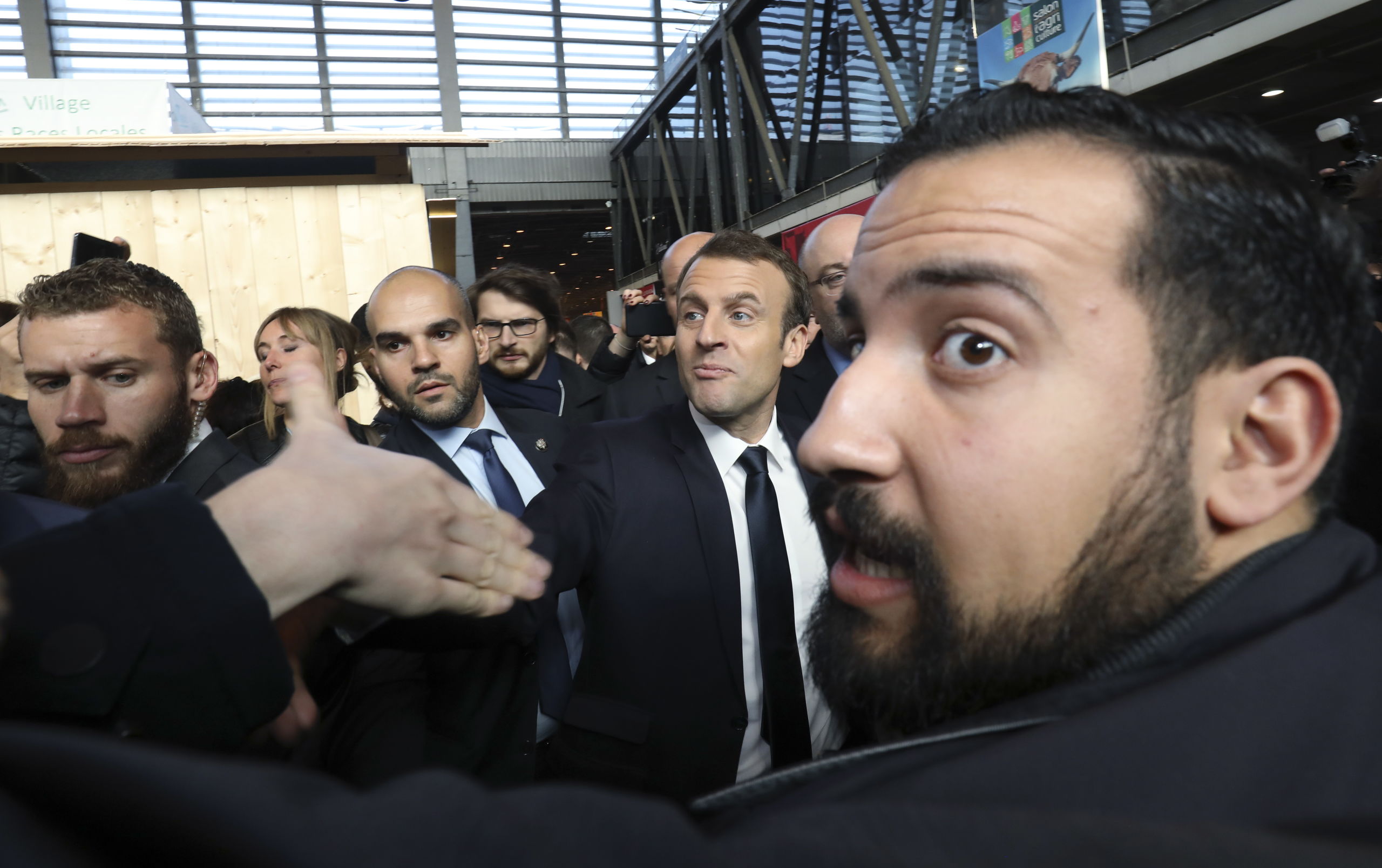 Alexandre Benalla (rechts met baard) beschermt president Macron.