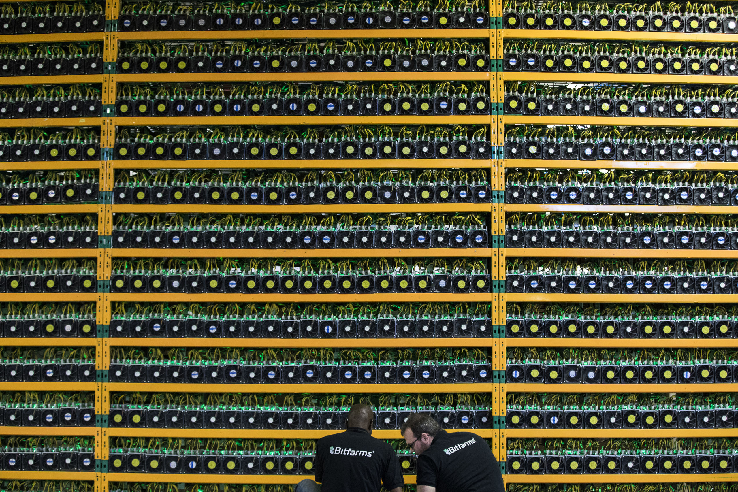 Twee technici inspecteren bitcoin mining in Bitfarms in Saint Hyacinthe.