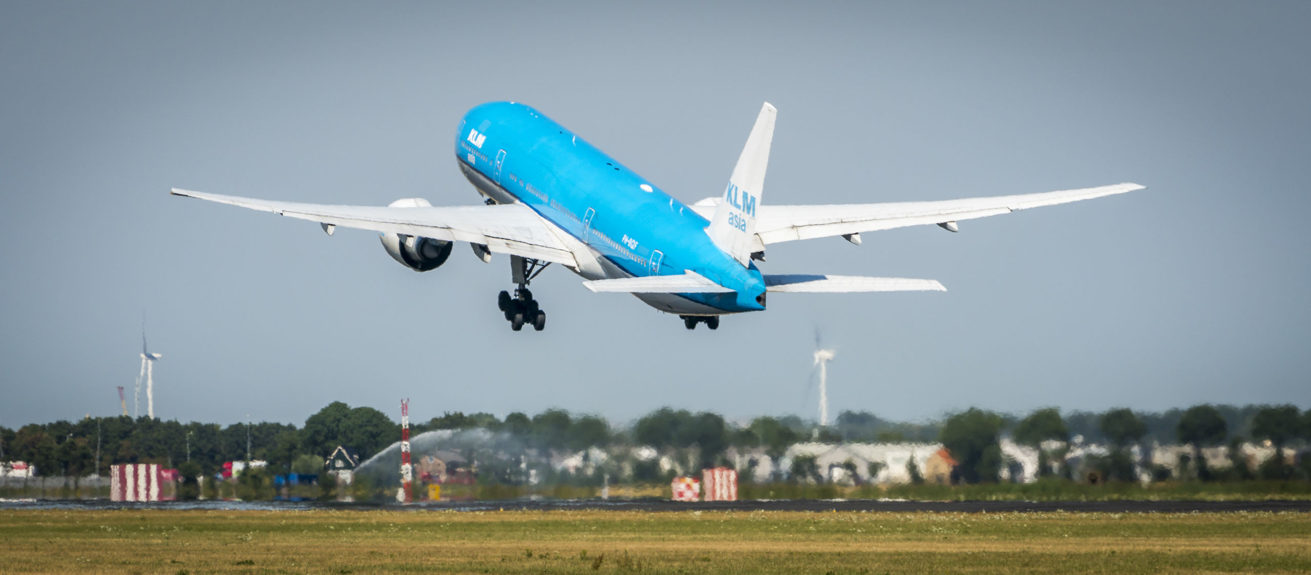 Een vliegtuig van KLM stijgt op. 