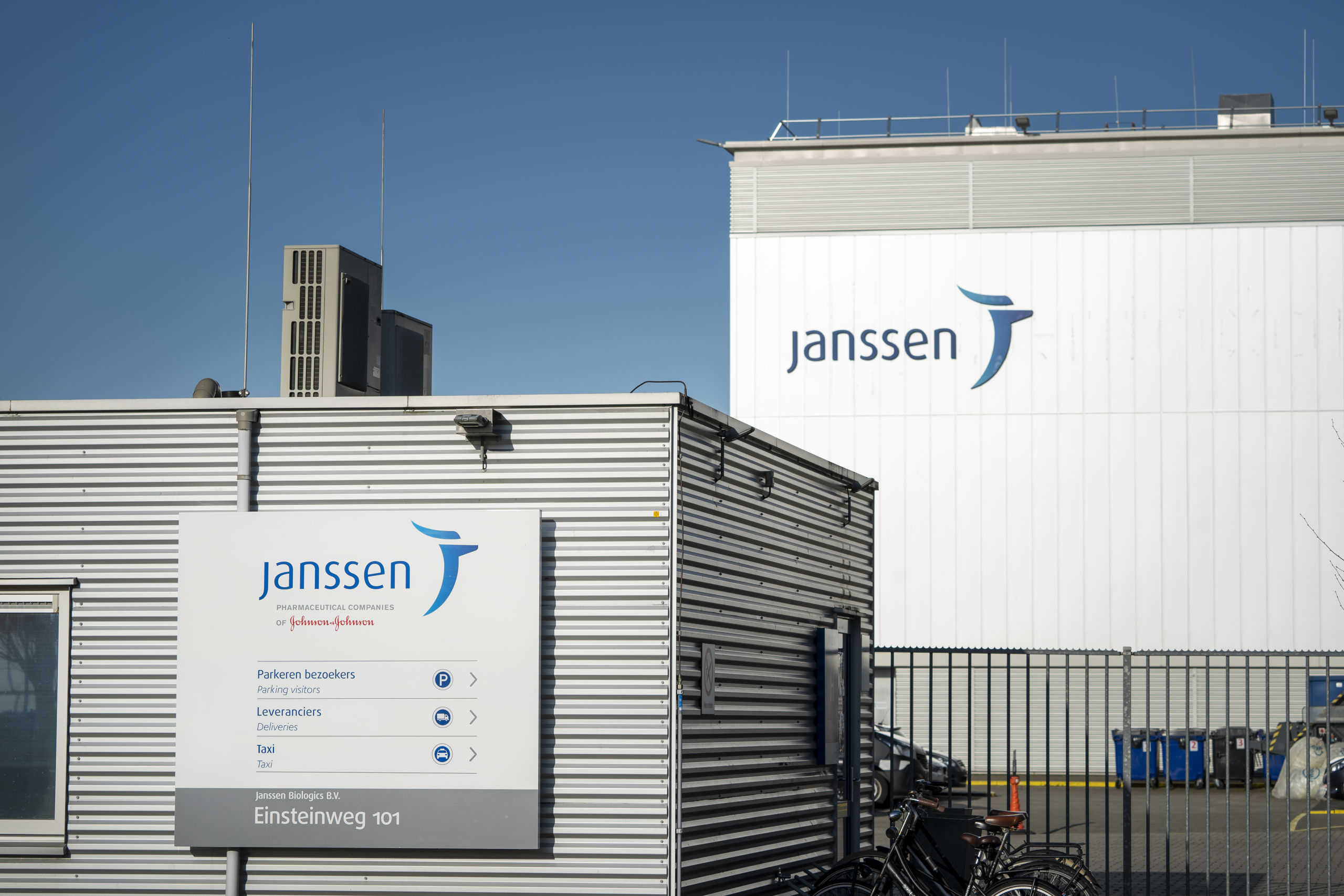 Een exterieur van de Nederlandse bedrijf Janssen, een onderdeel van de farmaceutische tak van het Amerikaanse Johnson & Johnson. 