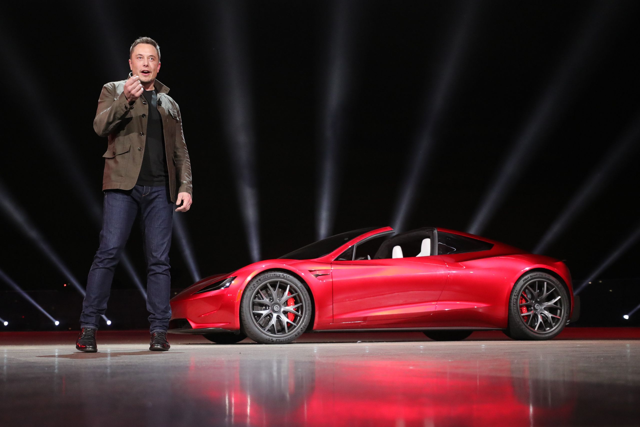 Elon Musk met de Roadster, de nieuwe sportauto die vorige week werd gepresenteerd.
