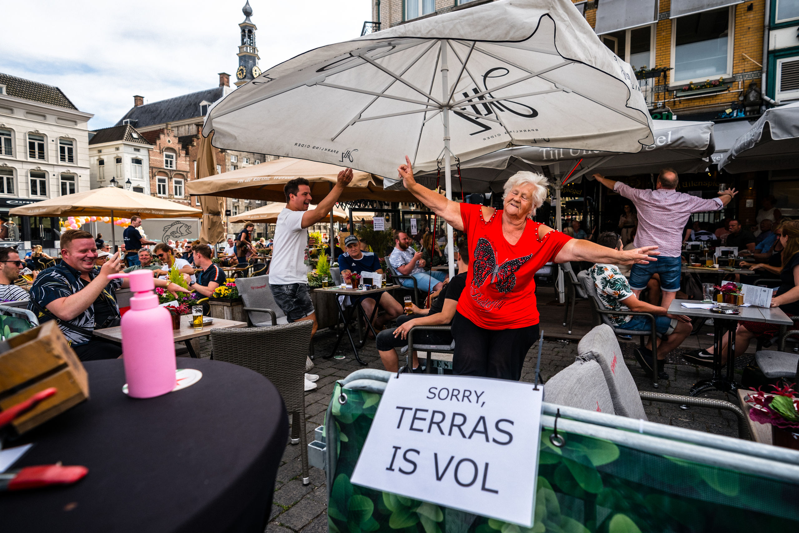 Het terras van café Tijl Uilenspiegel op de Markt in Den Bosch.  