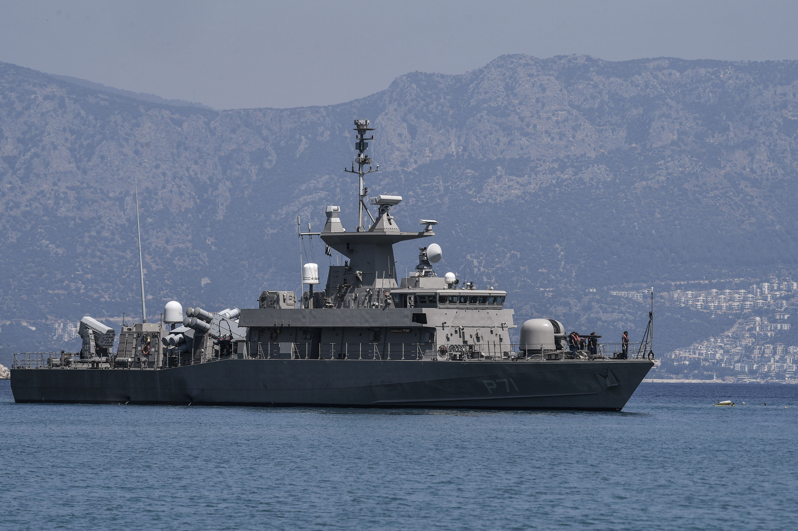 Een Grieks militair schip twee kilometer voor de Turkse kust.