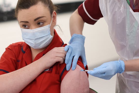In het Verenigd Koninkrijk is al begonnen met vaccineren