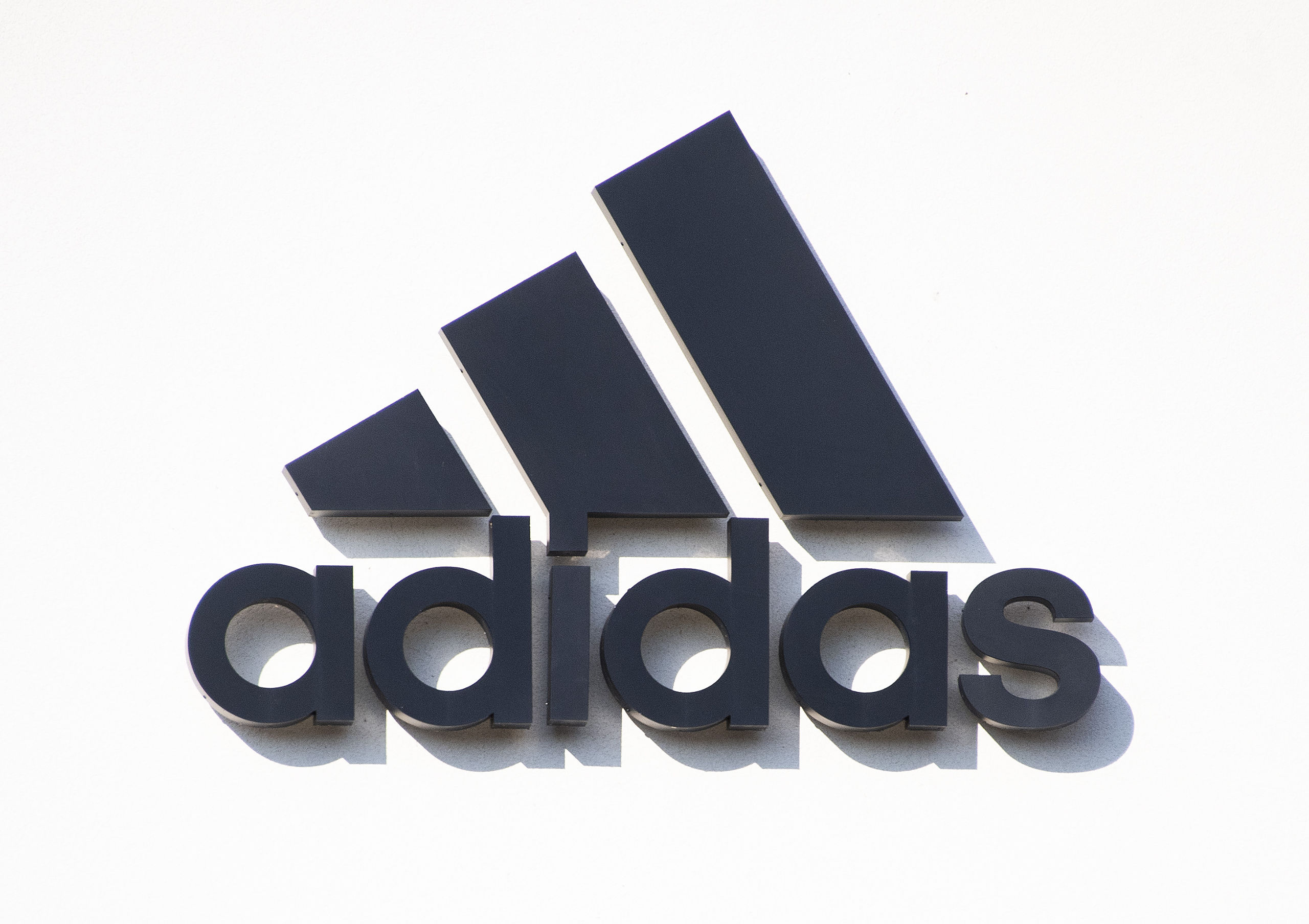 Adidas stuurt sneakers de ruimte in