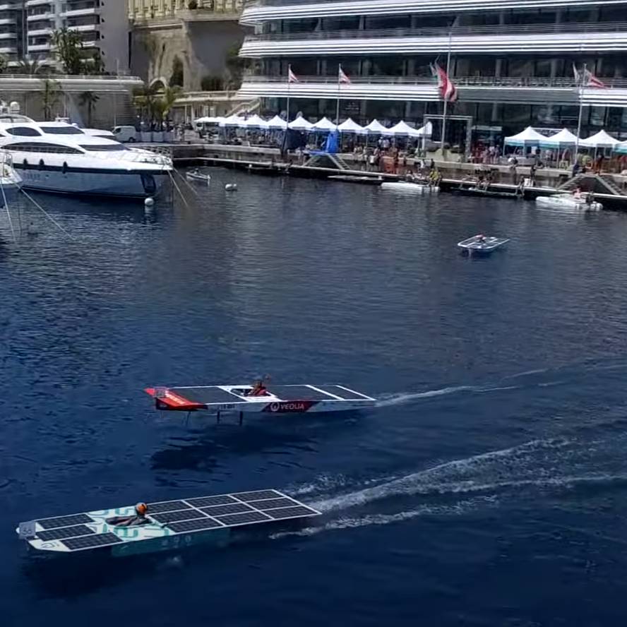 Speedboats op zonne-energie racen met 48,5 kilometer per uur