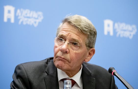 De Belastingdienst heeft grove fouten gemaakt bij het stopzetten van kindertoeslag. Dat zegt een commissie onder leiding van oud-minister Piet Hein Donner.