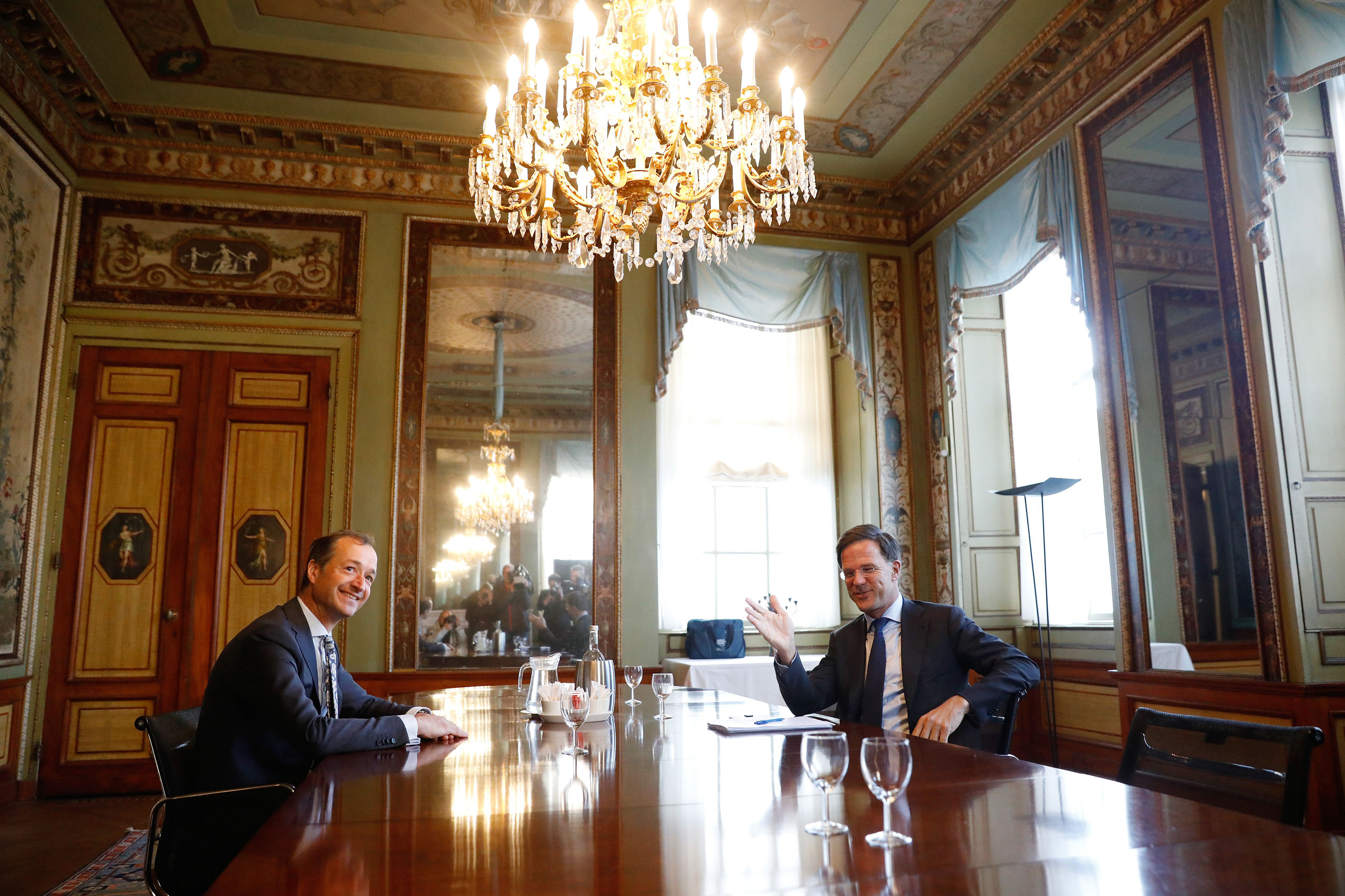 Eric Wiebes (VVD) in de Stadhouderskamer voor een gesprek met formateur Mark Rutte. Wiebes komt in aanmerking voor de post van Economische Zaken en Klimaat in het kabinet Rutte-III