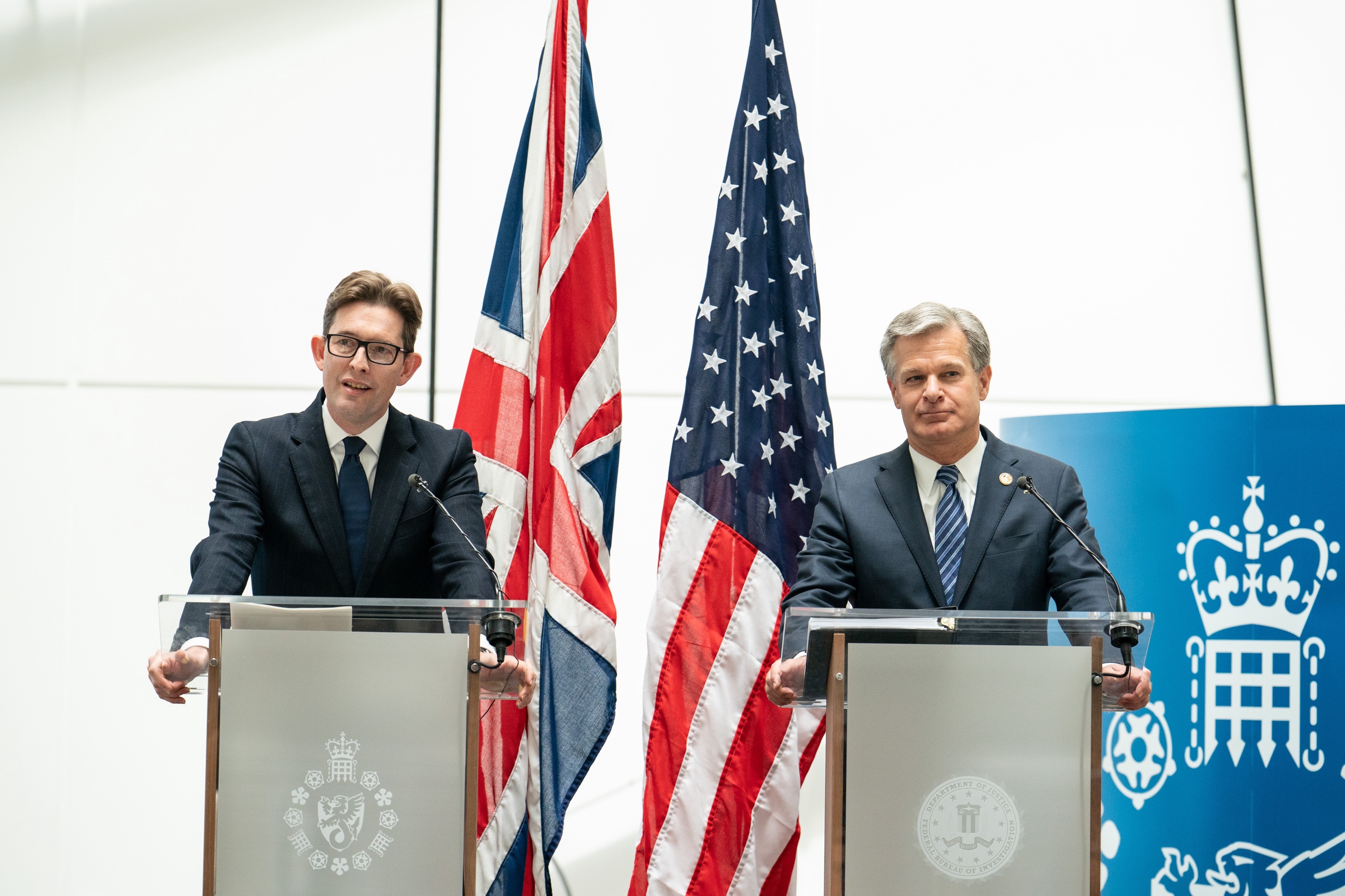 MI5-baas Ken McCallum en FBI-directeur Christopher Wray tijdens de gezamenlijke persconferentie op het hoofdkantoor van MI5 in Londen.
