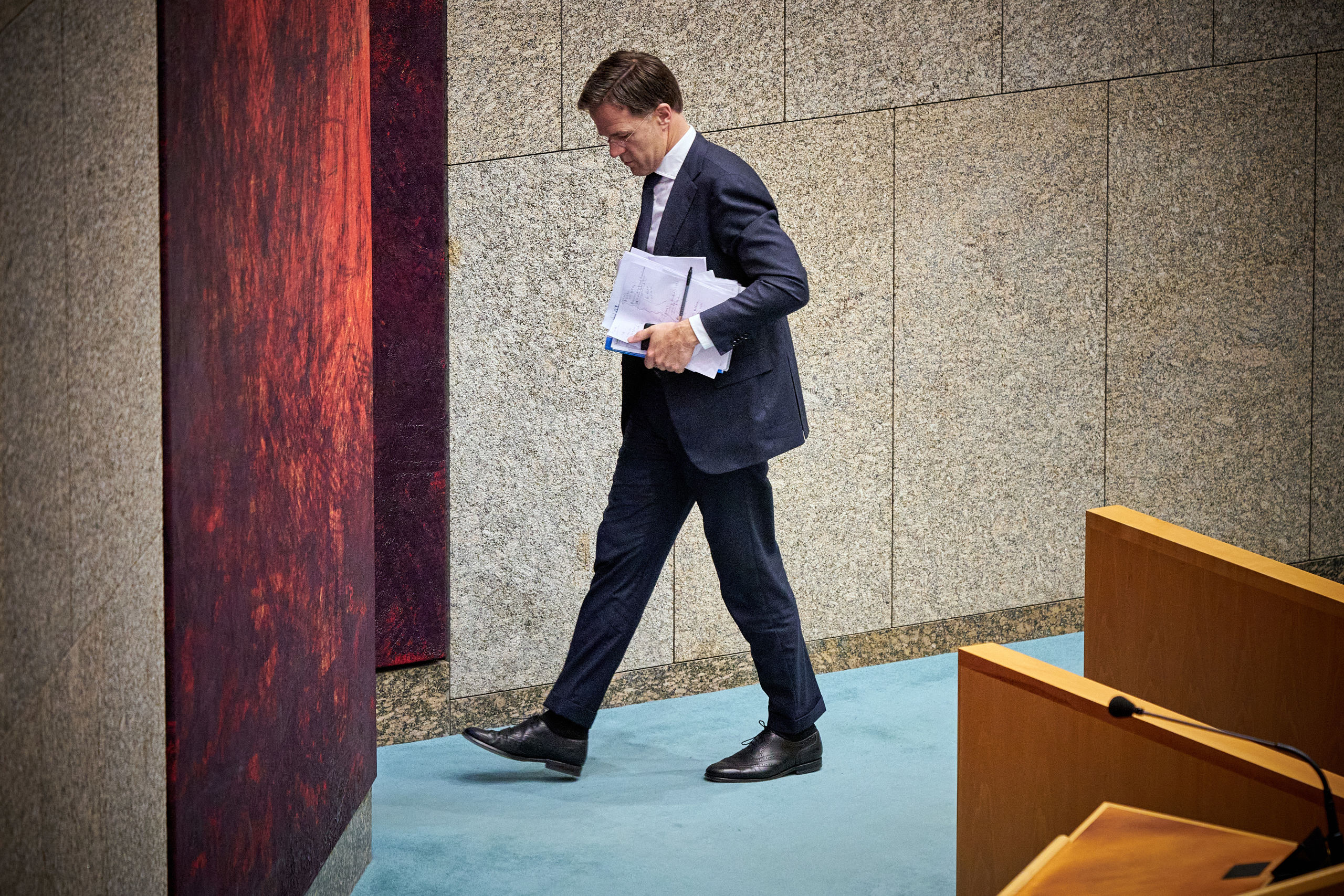Premier Mark Rutte in de Tweede Kamer richting de deur.