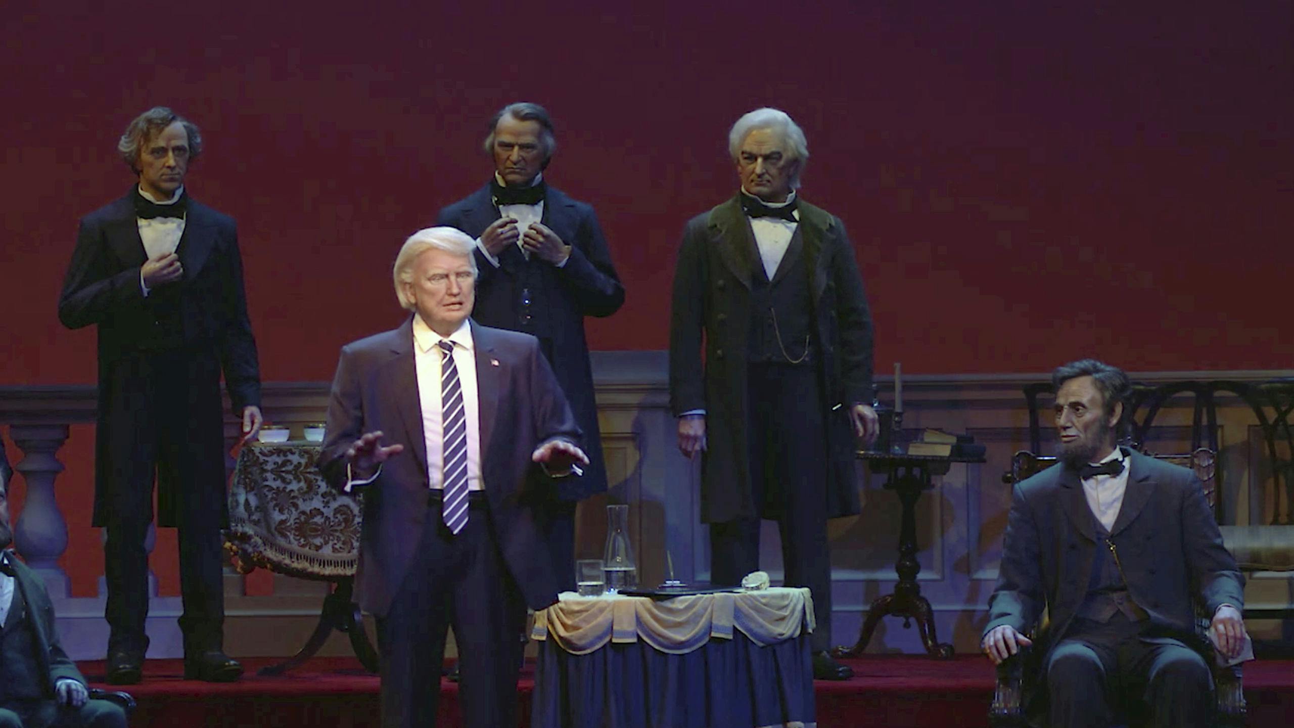 De niet zo goed lijkende Donald Trump in de Hall of Presidents-attractie in Walt Disney World in Orlando, Florida. Hij beweegt zijn hoofd en armen en geeft een korte speech.
