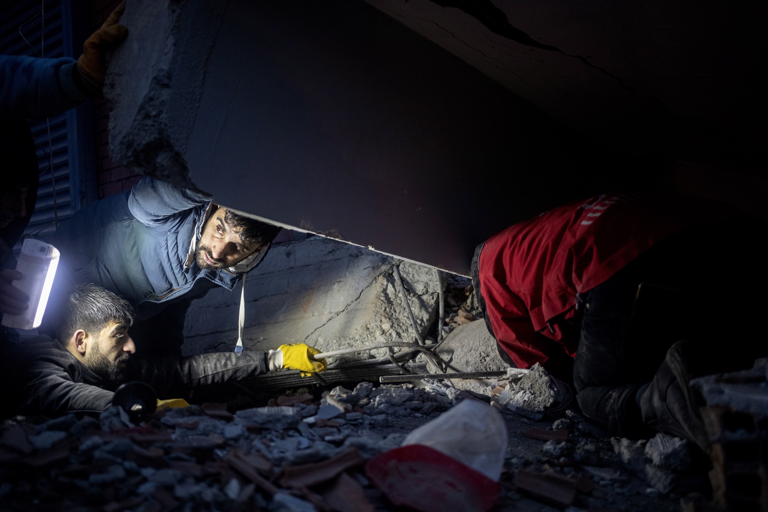 De zware aardbeving in Turkije en Syrië kan aan mogelijk tienduizenden mensen het leven hebben gekost. Dat verwacht Rob Govers, geofysicus verbonden aan de Universiteit Utrecht.