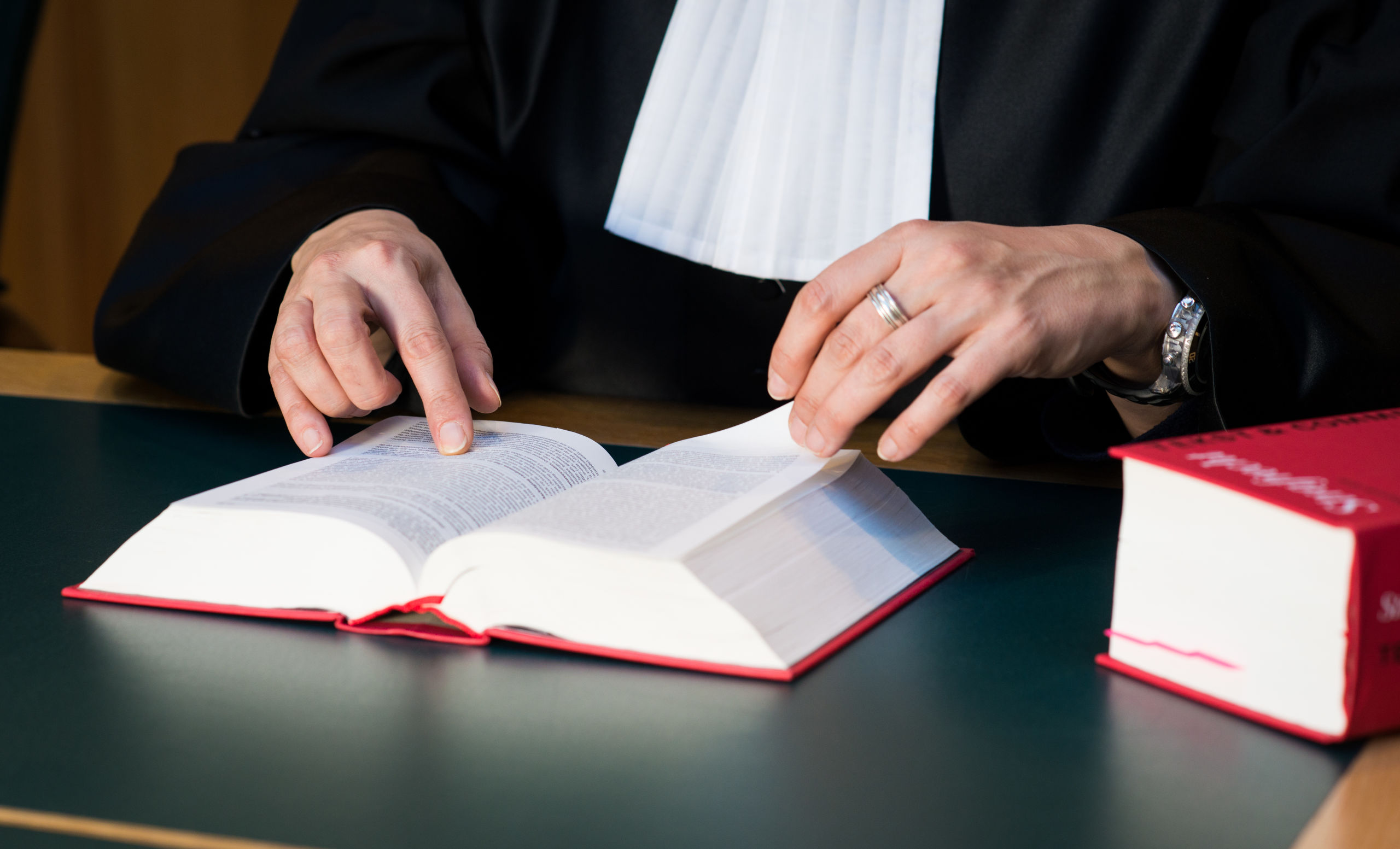 Een rechter met wetboek in de rechtszaal.