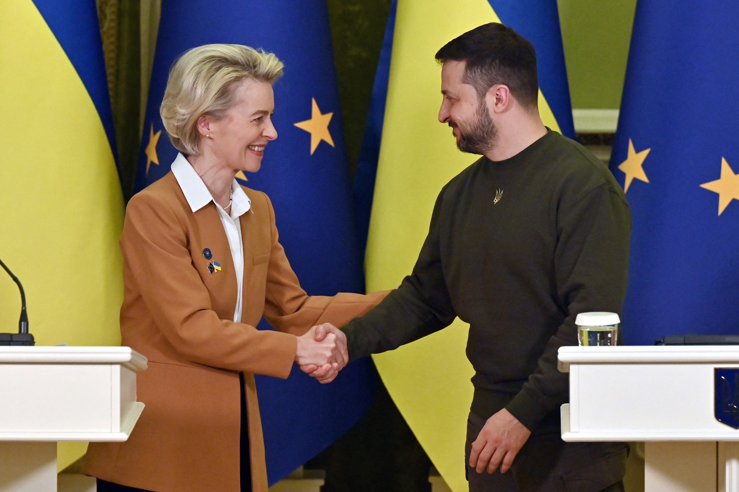 De Oekraïense president Volodimir Zelenski ontvangt in Kiev twee kopstukken van de EU. 
