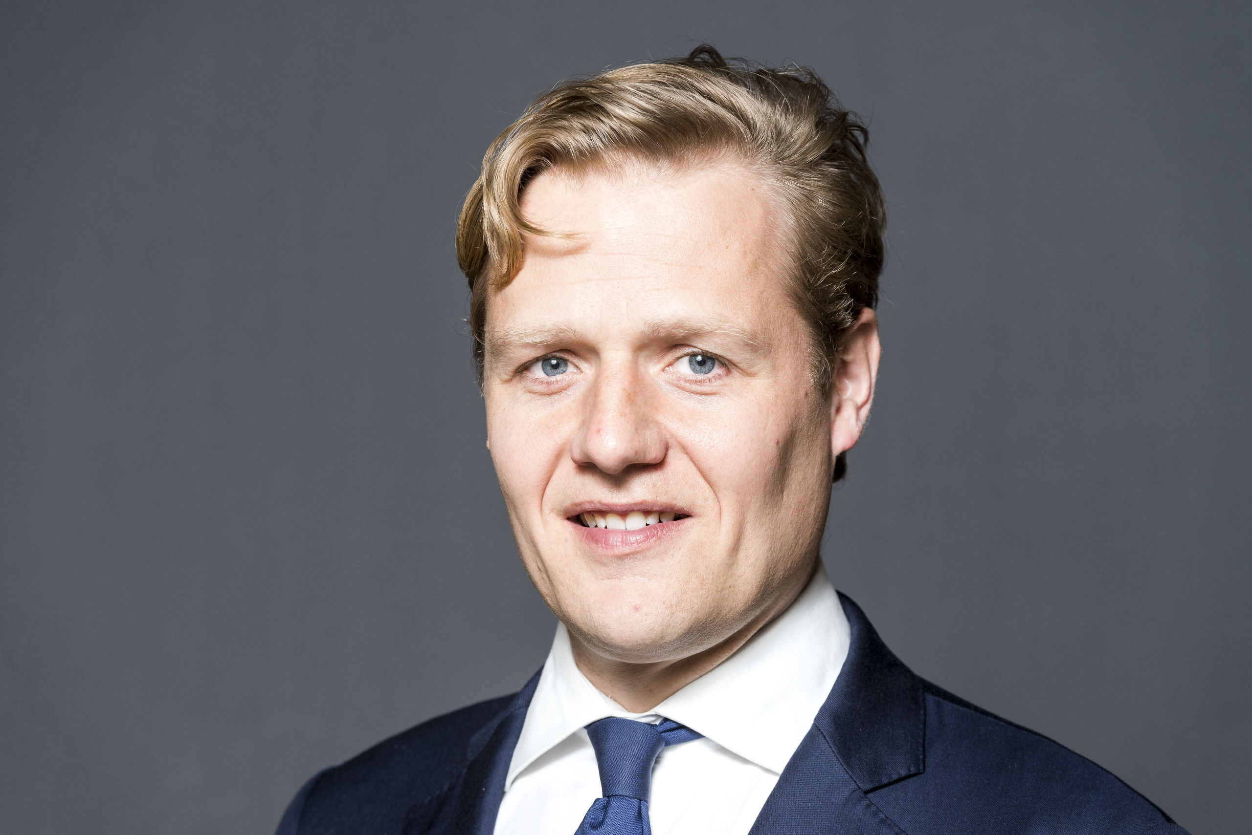 Portret van Jan Middendorp, Tweede Kamerlid voor de VVD.
