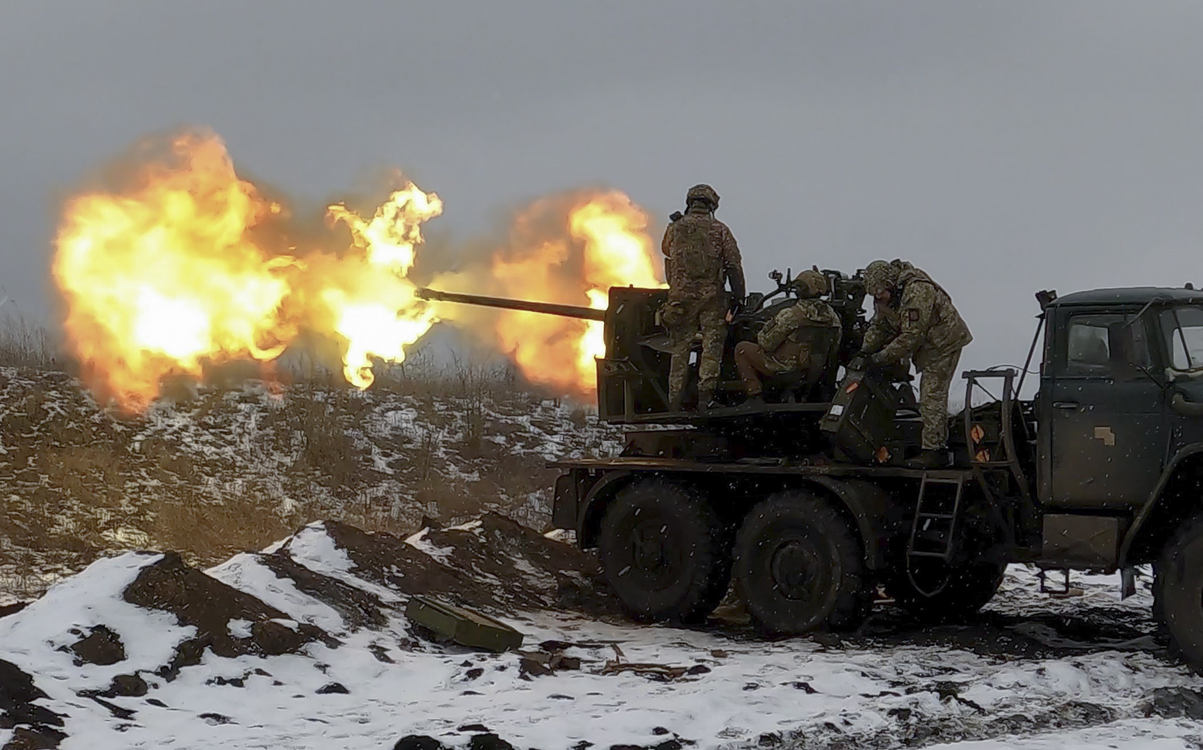 Oekraïense strijdkrachten vuren met zware artillerie in de omgeving van Bachmoet. 'Ik denk dat er iets groots op til is, het zal met name gaan om het noordwesten van de provincie Loehansk en het noordwesten van de provincie Donetsk, ten westen van Bachmoet.'
