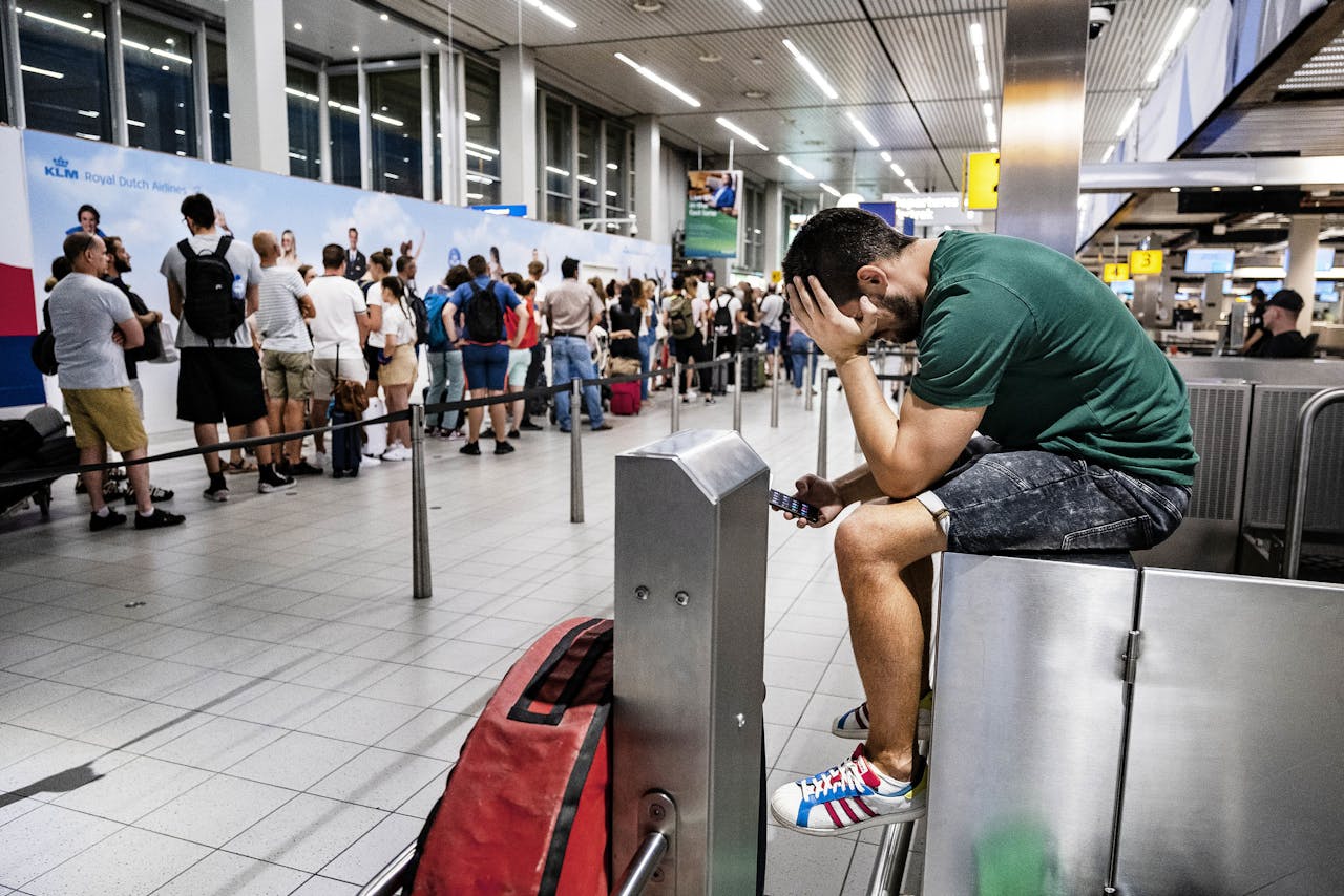 2019-07-24 22:45:59 SCHIPHOL - Drukte in de vertrekhal van luchthaven Schiphol. Het bedrijf dat de brandstof voor de vliegtuigen levert (Aircraft Fuel Supply) kampt met een storing, waardoor vliegtuigen niet kunnen worden volgetankt. Tientallen vliegtuigen bleven aan de grond, met duizenden gestrande reizigers tot gevolg. ANP RAMON VAN FLYMEN