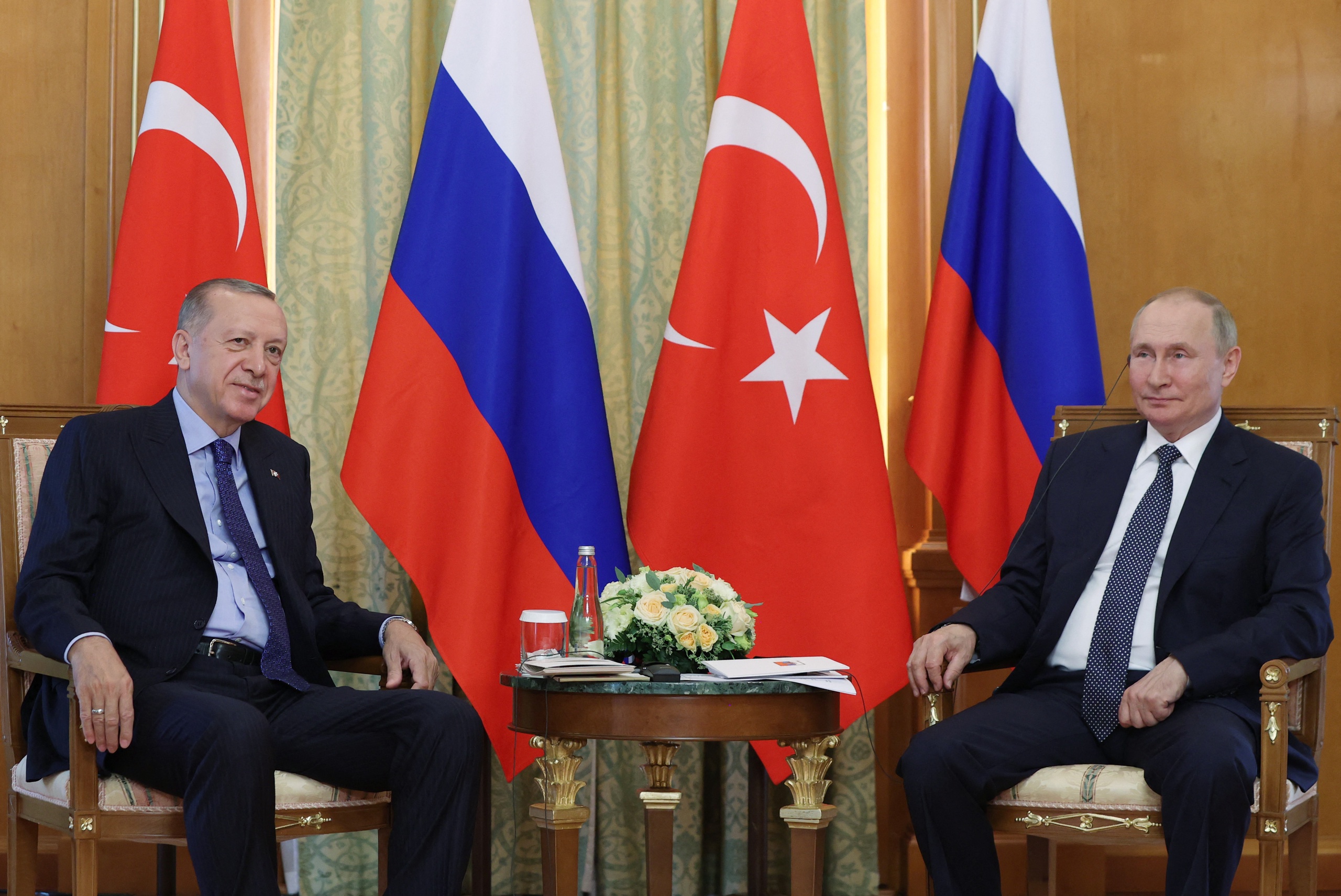 Presiden Rusia Vladimir Putin akan bertemu dengan Presiden Turki Recep Tayyip Erdogan di Turki bulan ini.  Ini dilaporkan oleh media Turki.  Keduanya dapat berbicara tentang melanjutkan kesepakatan biji-bijian, yang ditangguhkan Rusia pada Juli tahun ini.  