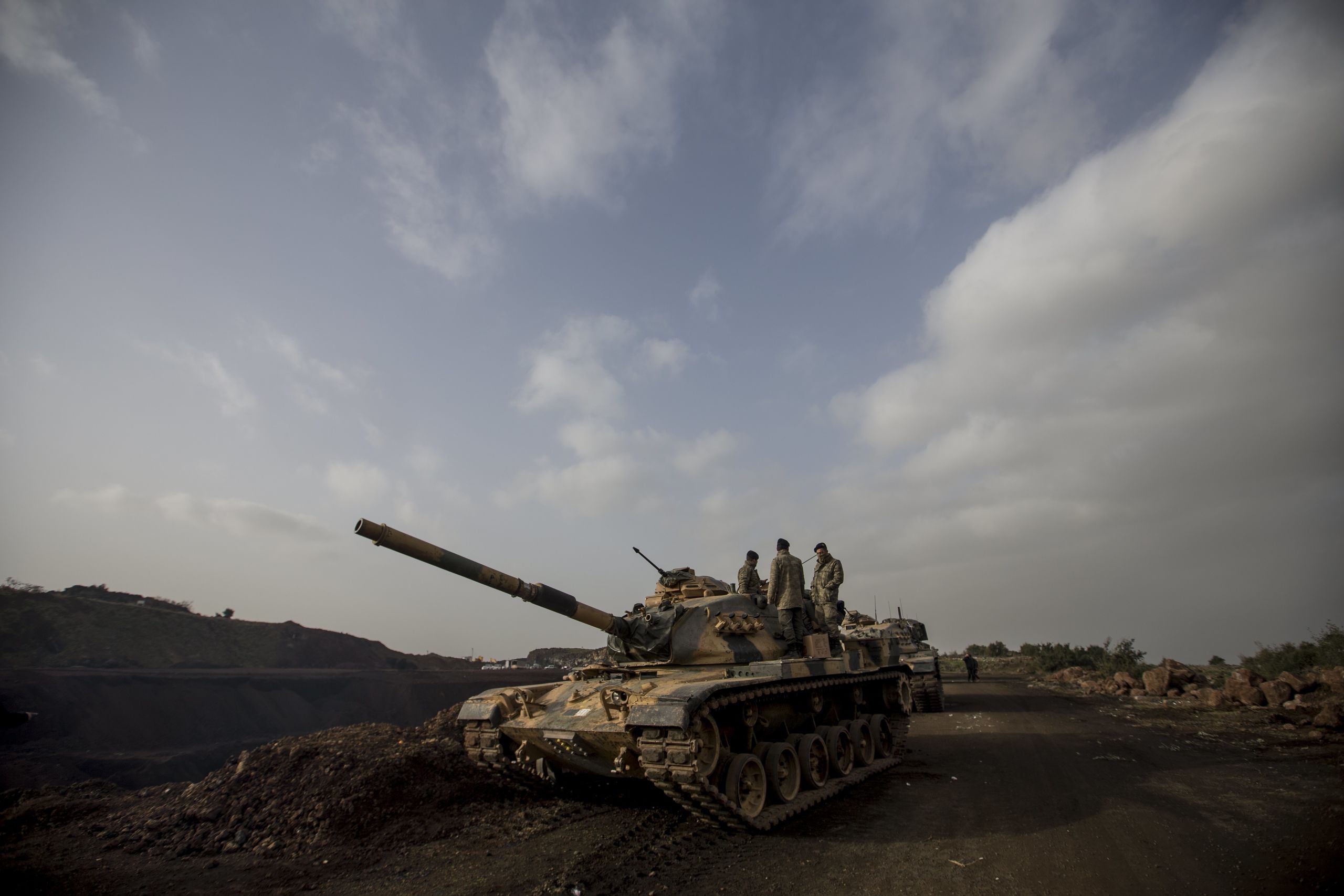 Turkse soldaten bereiden hun tanks voor op weg naar de Turks-Sysrische grens 