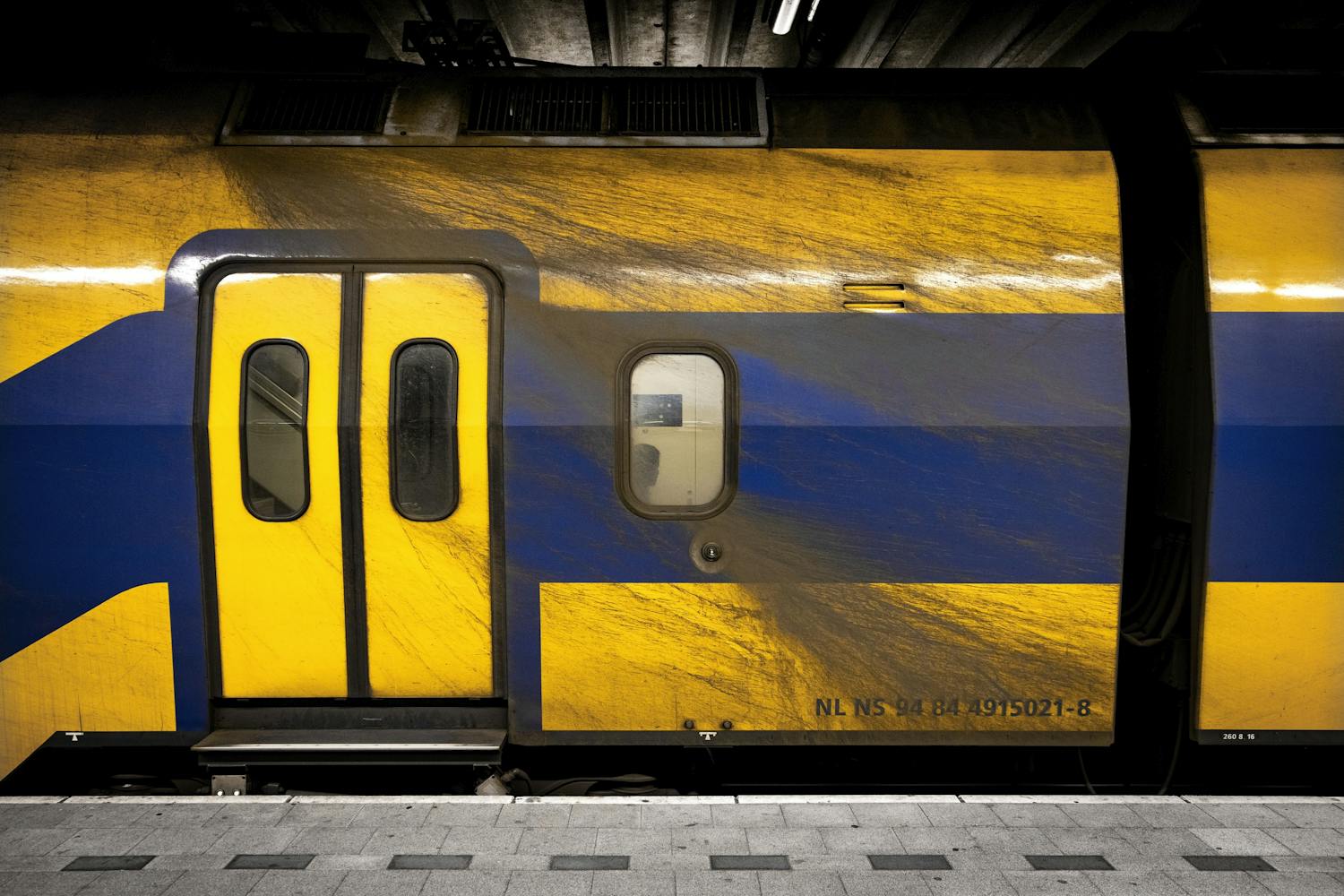 Det gule toget til NS blir svart, personalmangelen påvirker også vaskehallen