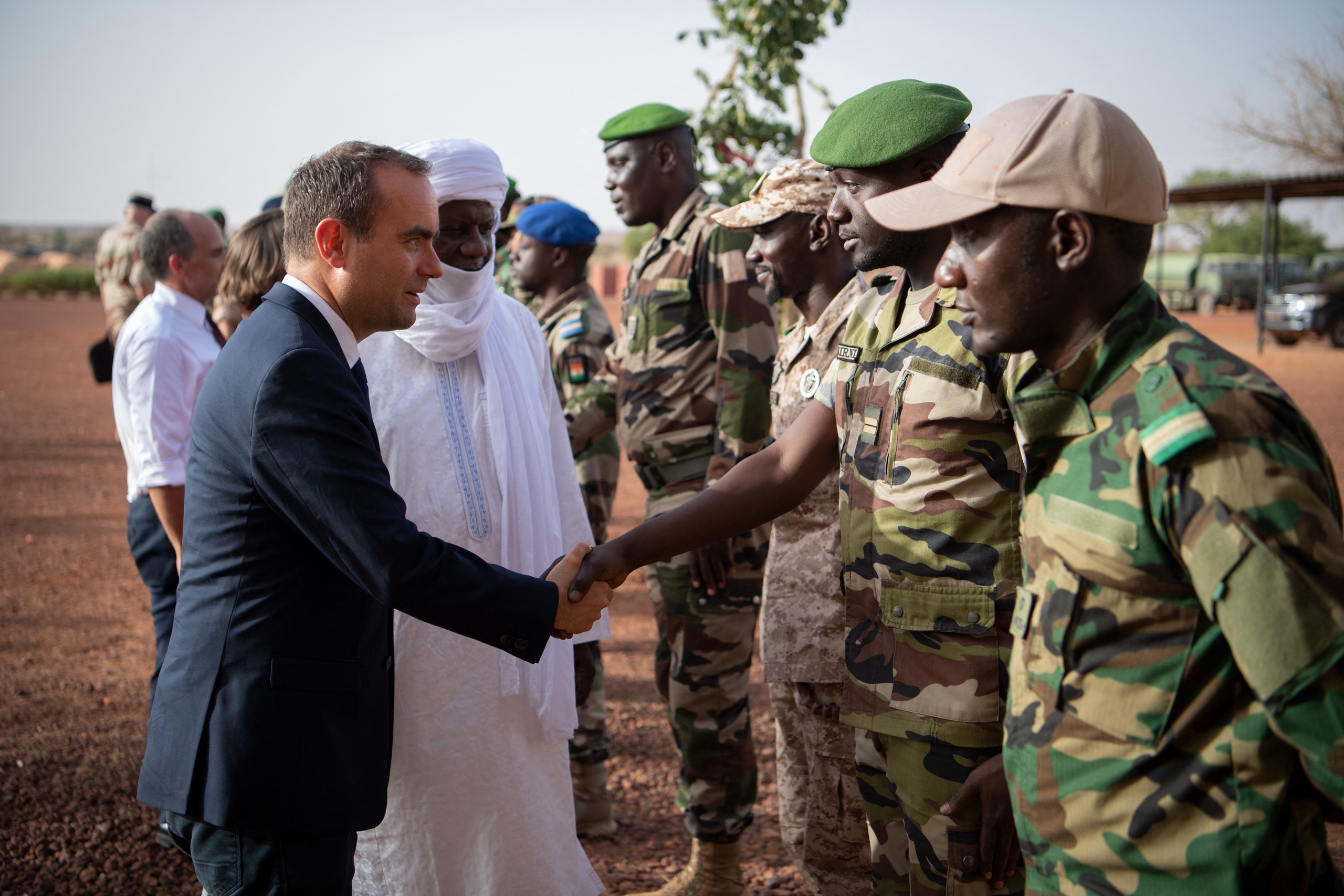 De Franse minister van Defensie Sebastien Lecornu (l) en de minister van Defensie van Niger Alkassoum Indatou. Het einde van operatie Barkhane heeft geen onmiddellijke gevolgen voor de Franse militaire aanwezigheid in de Sahel. Die bestaat uit ongeveer 3000 soldaten in Niger, Tsjaad en Burkina Faso. Zij blijven strijden tegen jihadistische groeperingen die banden hebben met al-Qaeda of Islamitische Staat.