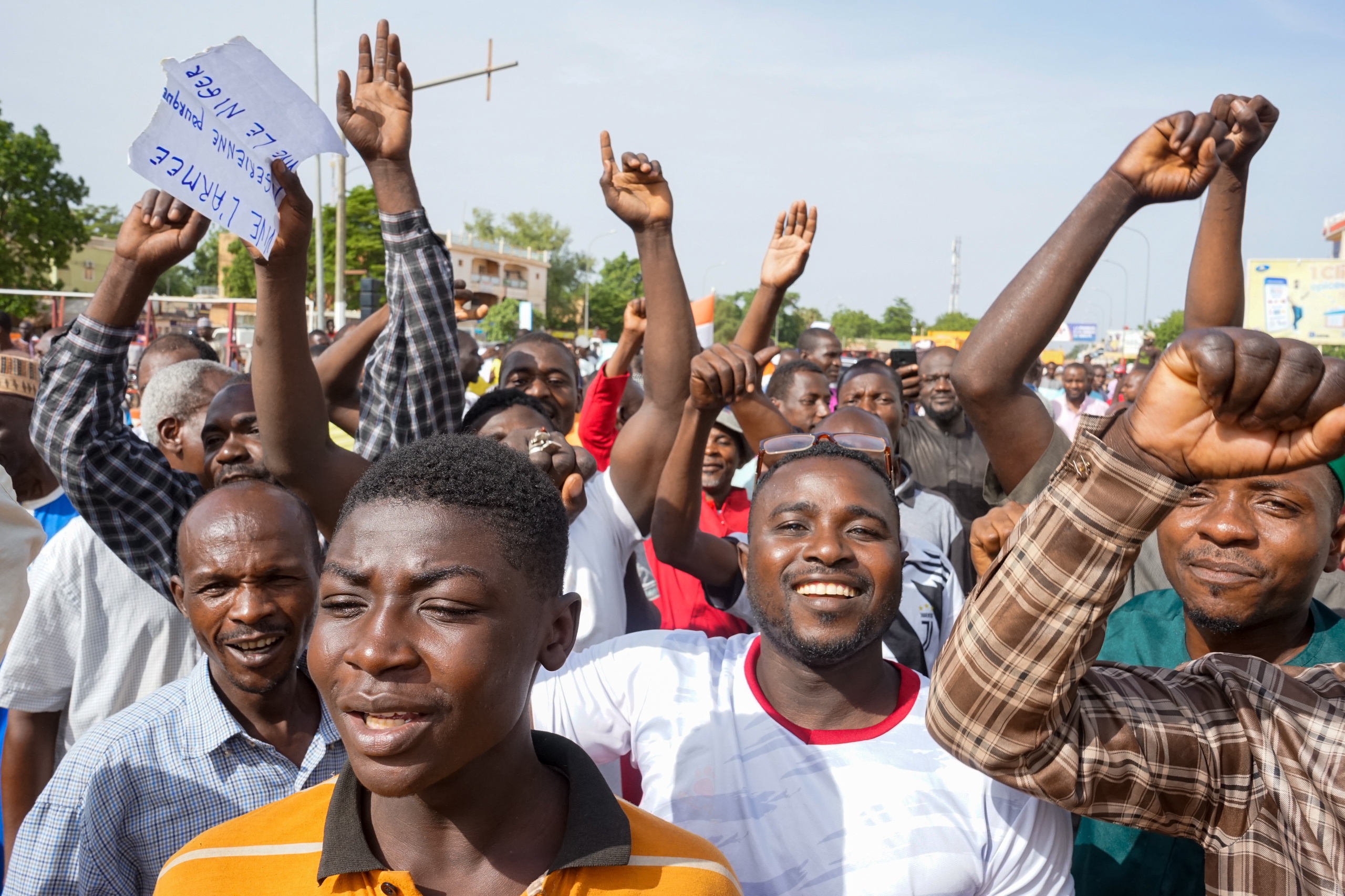 La semaine dernière, des soldats au Niger, en Afrique de l'Ouest, ont pris le pouvoir et destitué le président démocratiquement élu Mohamed Bazoum.  Le coup d’État a été condamné par l’Union africaine, les États-Unis et l’UE, et toute aide au Niger a été suspendue. 