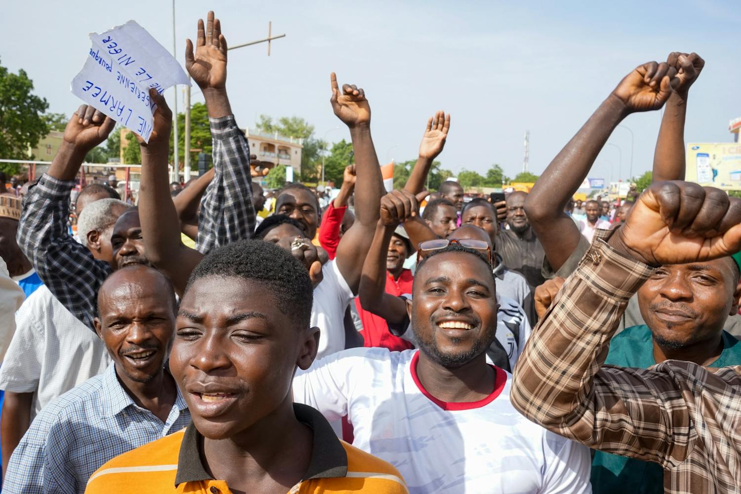 Escalade au Niger, des manifestants attaquent l’ambassade de France