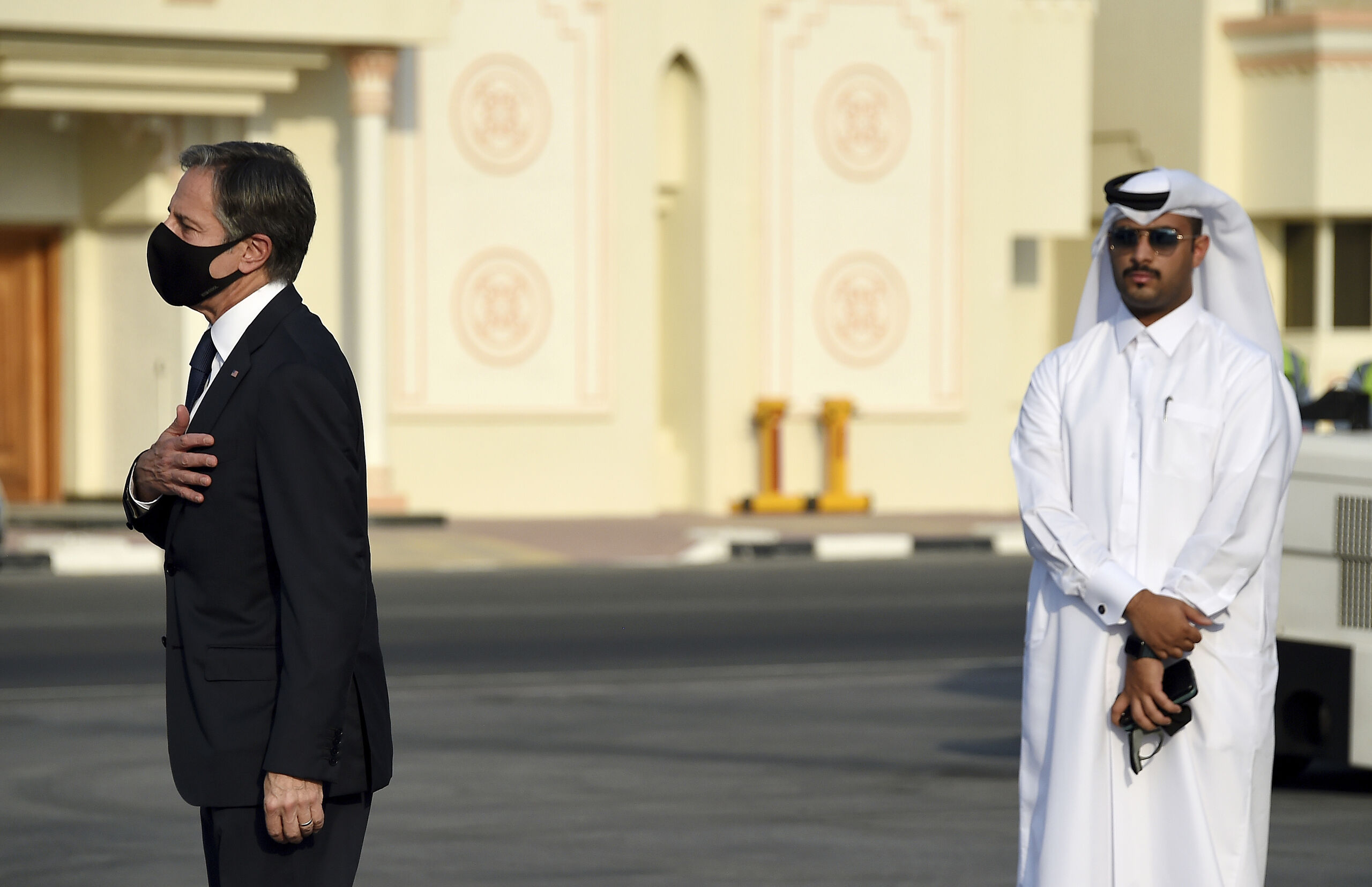 Blinken doet zijn hand op zijn hart voordat hij vanuit Doha, Qatar, vliegt naar Ramstein, Duitsland