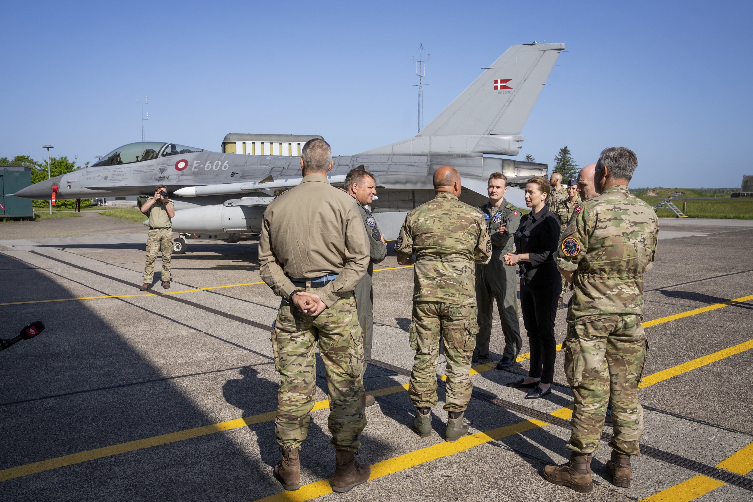 De Deense premier Mette Frederiksen op bezoek bij een Deense vliegbasis. Denemarken huisvest de F-16-traningen komende zomer en organiseert deze samen met Nederland. 