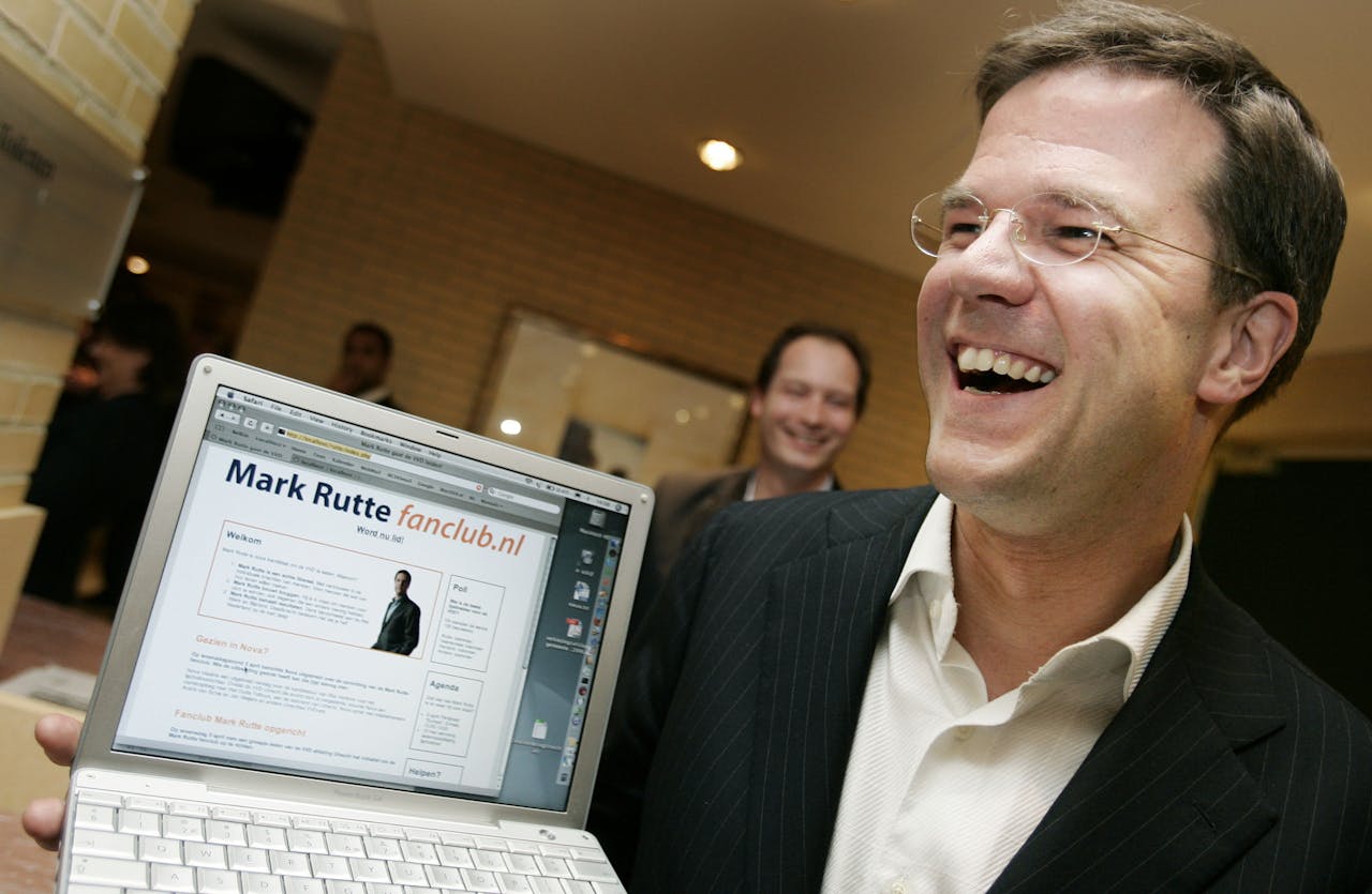 ERMELO: VVD-Partijraad. Kandidaat-lijsttrekker Mark Rutte toont vol trots de internetsite van zijn fanclub. De site is een initiatief van enkele VVD-leden van de afdeling Utrecht.