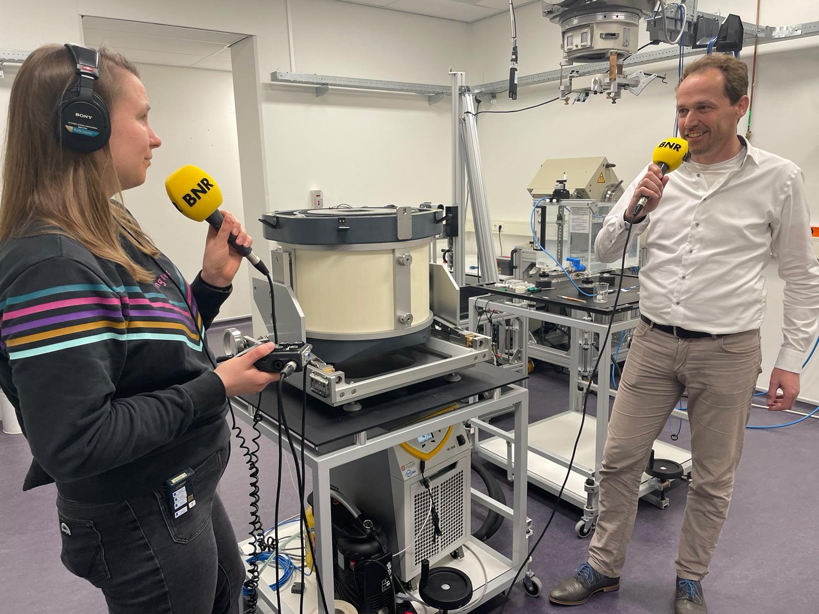 Jacco de Pooter van VSL, laat verslaggeefster Paulien Sewuster zien hoe straling wordt gemeten.