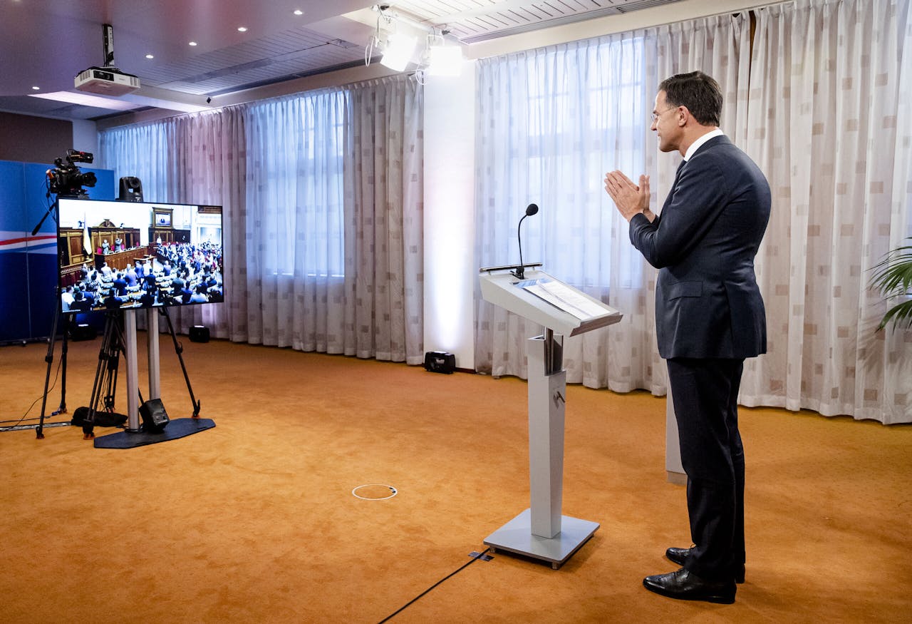 Premier Mark Rutte spreekt via videoverbinding het Oekraïense parlement toe.