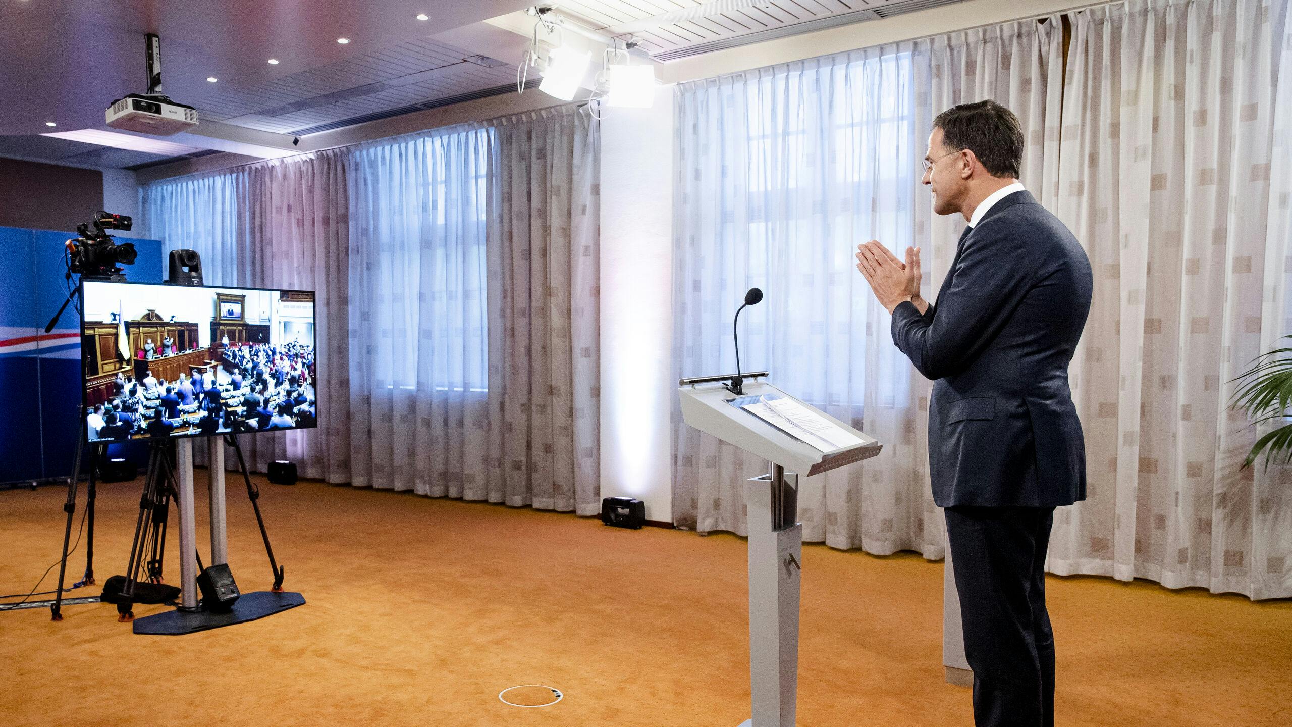 Premier Mark Rutte spreekt via videoverbinding het Oekraïense parlement toe.