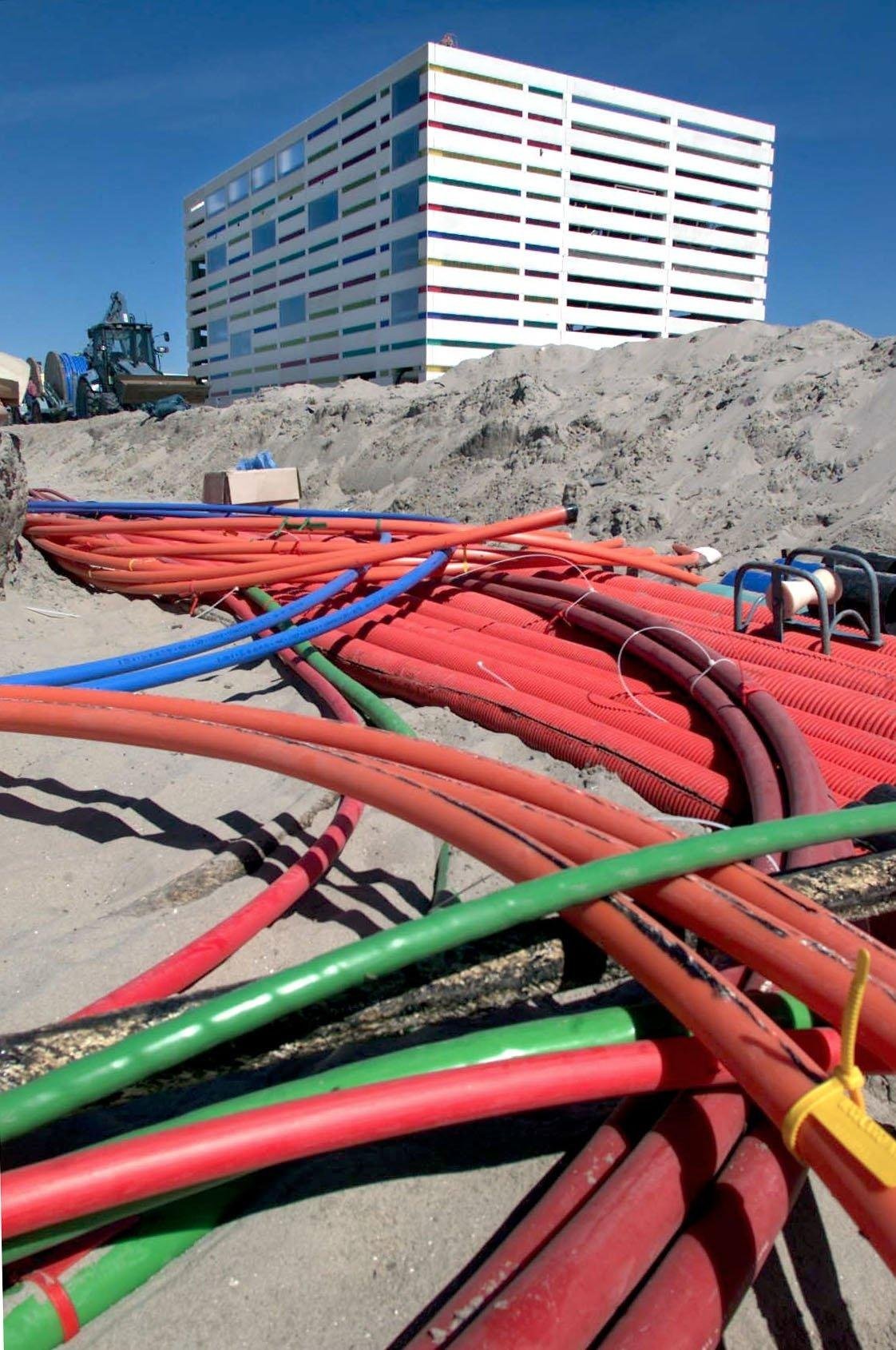 2001-05-23 08:28:20 NLD-200010523-AMSTERDAM: Glasvezel kabels voor de nieuwe KPN-telefooncentrale op het eiland IJburg. ANPFOTO -ROBIN UTRECHT