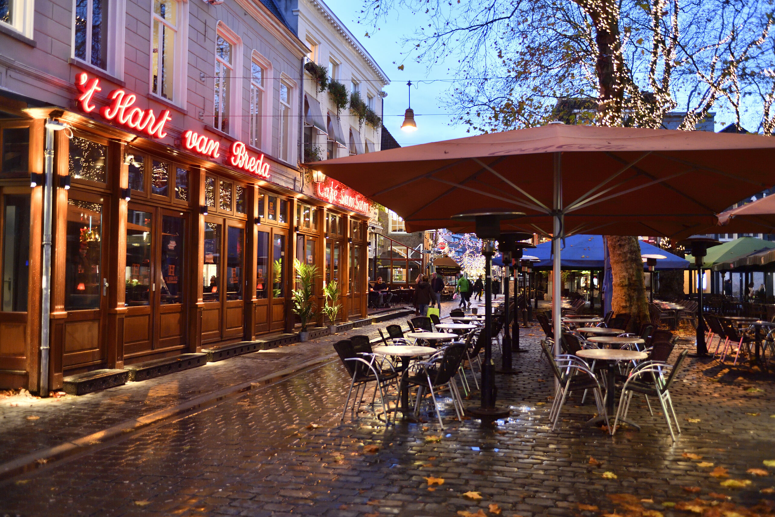 Een leeg terras in Breda omdat de horeca om 17:00 uur dicht moet zijn.