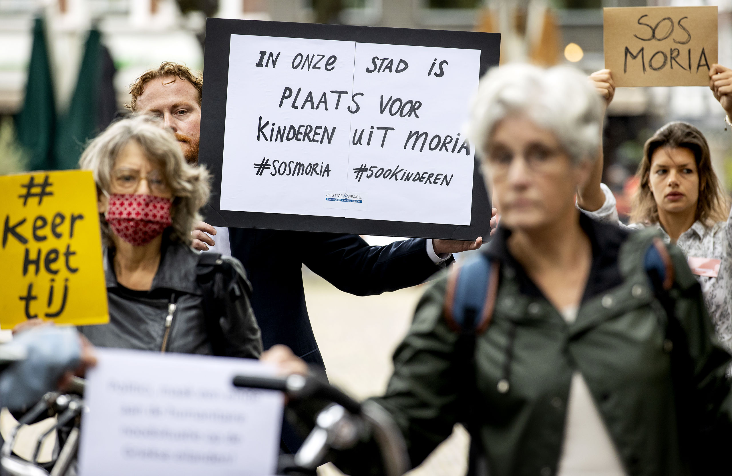 De organisatie #SOSMoria vraagt in Den Haag aandacht voor de vluchtelingen van kamp Moria op Lesbos.