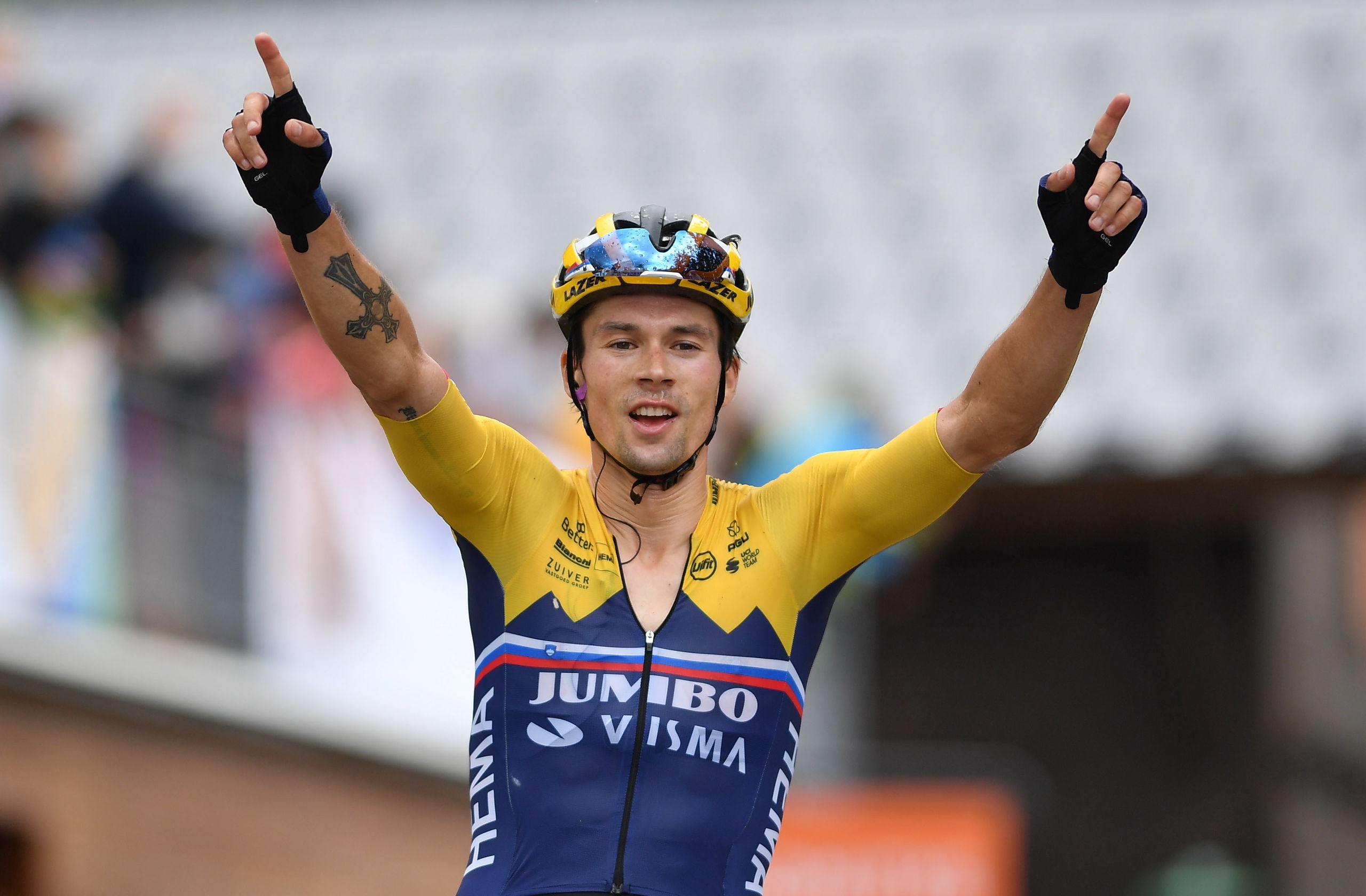 Primoz Roglic van Jumbo-Visma schreef donderdag de tweede etappe in de Dauphiné op zijn naam, nadat een dag eerder ploeggenoot Wout van Aert al zegevierde