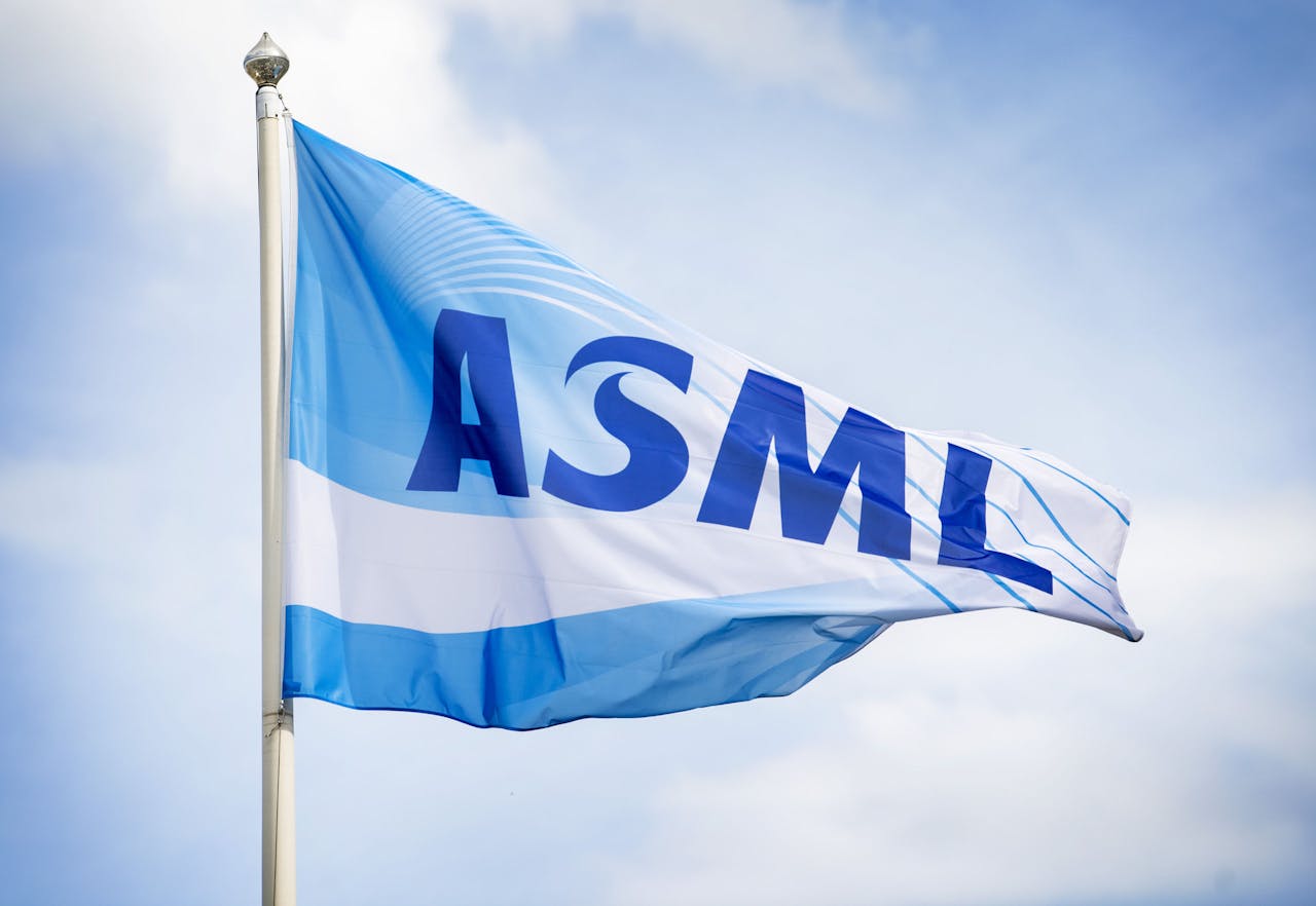 VELDHOVEN - Een vlag met het logo buiten het kantoor van hightechbedrijf ASML. ANP PIROSCHKA VAN DE WOUW